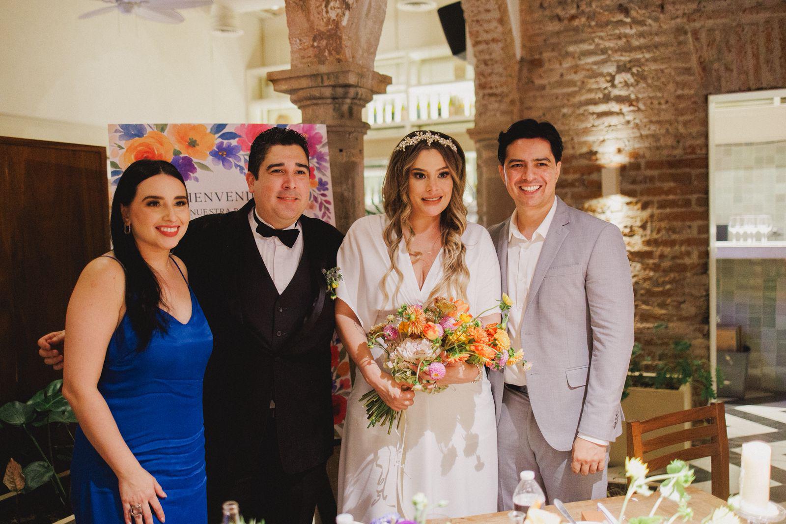 $!Los novios con Jéssica y Gilberto Escobar.