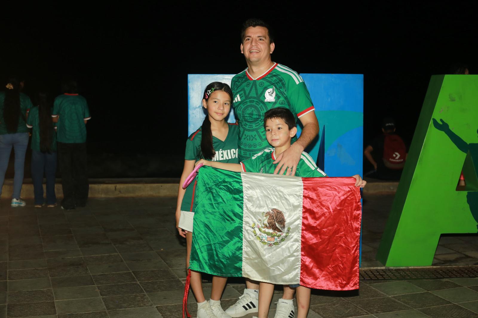 $!José y sus hijos festejan el triunfo en las Letras de Mazatlán.