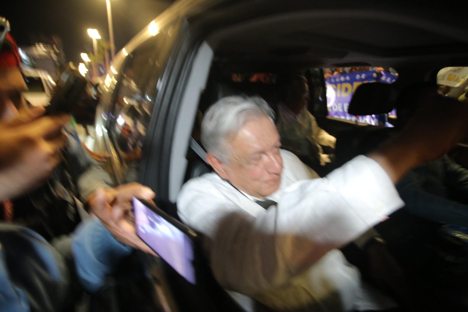 $!Increpan manifestantes de la UAS y desplazados a López Obrador y se meten al hotel El Cid