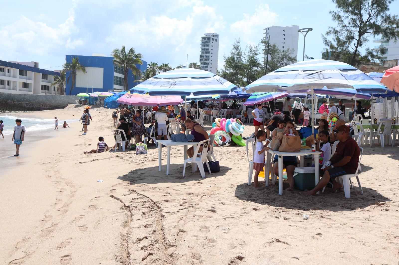 $!Se encuentra Playa Pinitos, en Mazatlán, entre saturación de comercio y basura