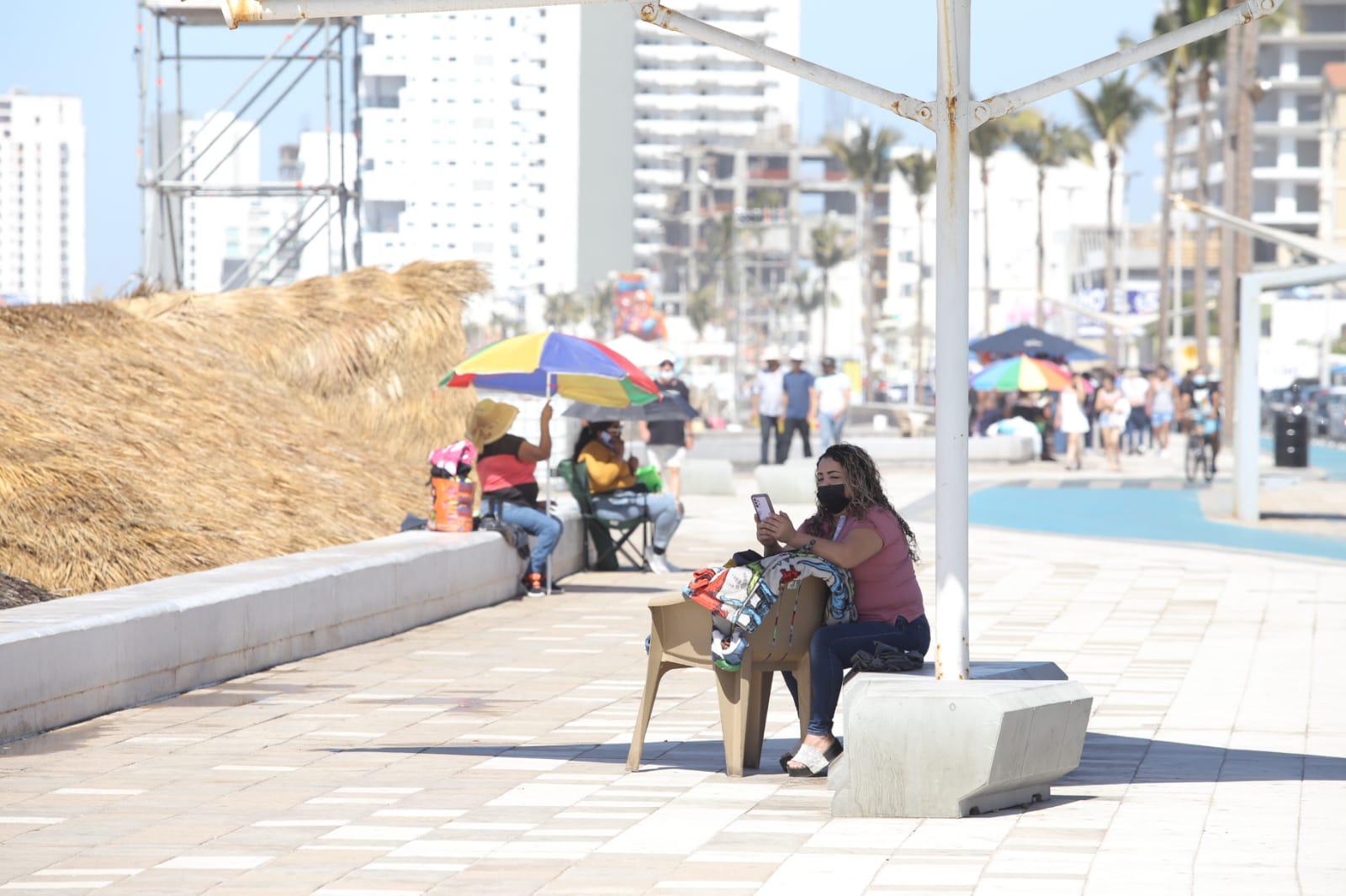 $!Este sábado ya hay gente apartando lugares en el malecón de Mazatlán