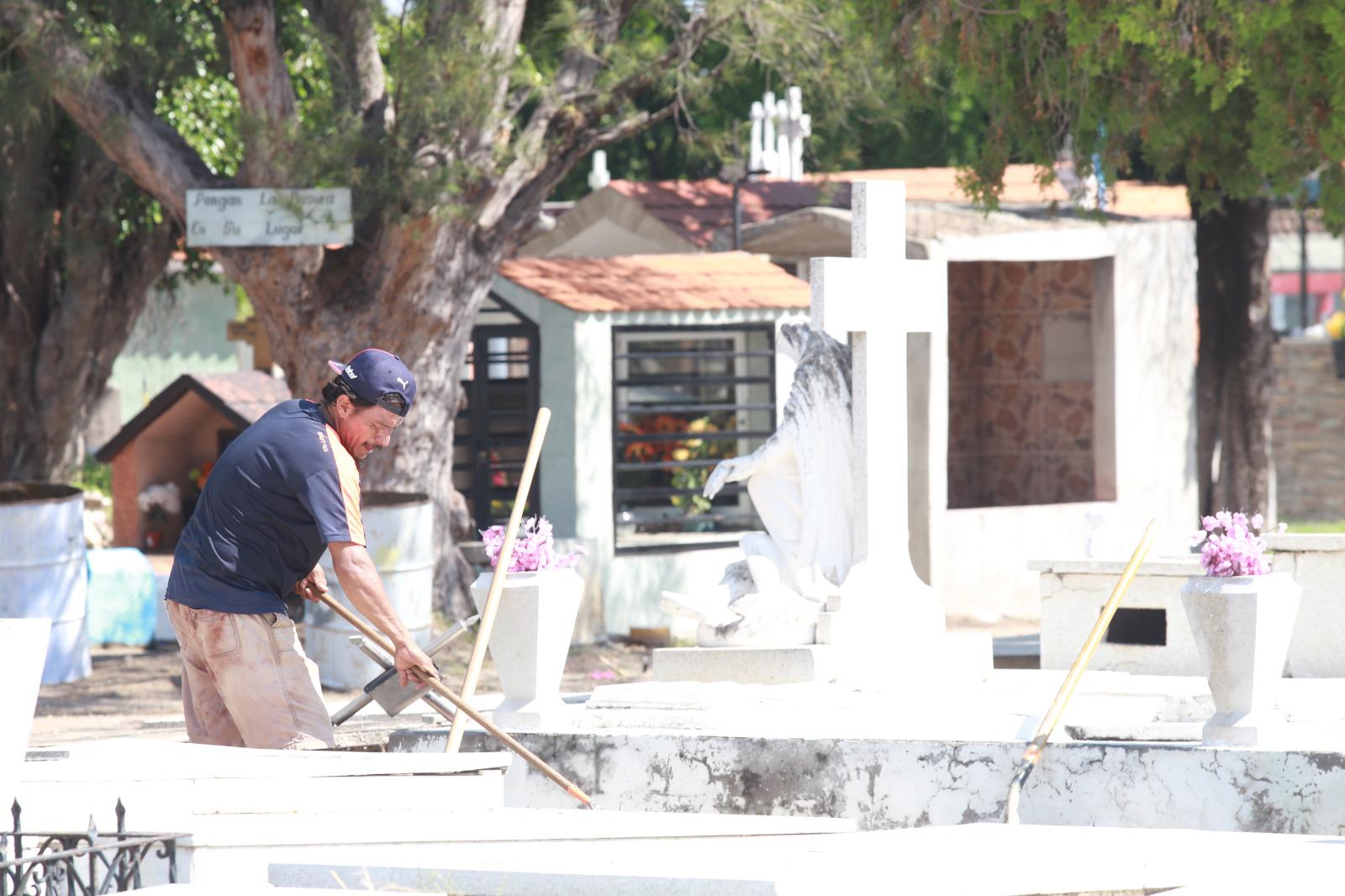 $!Familias acuden a limpiar las tumbas para celebrar el Día de Muertos en Mazatlán