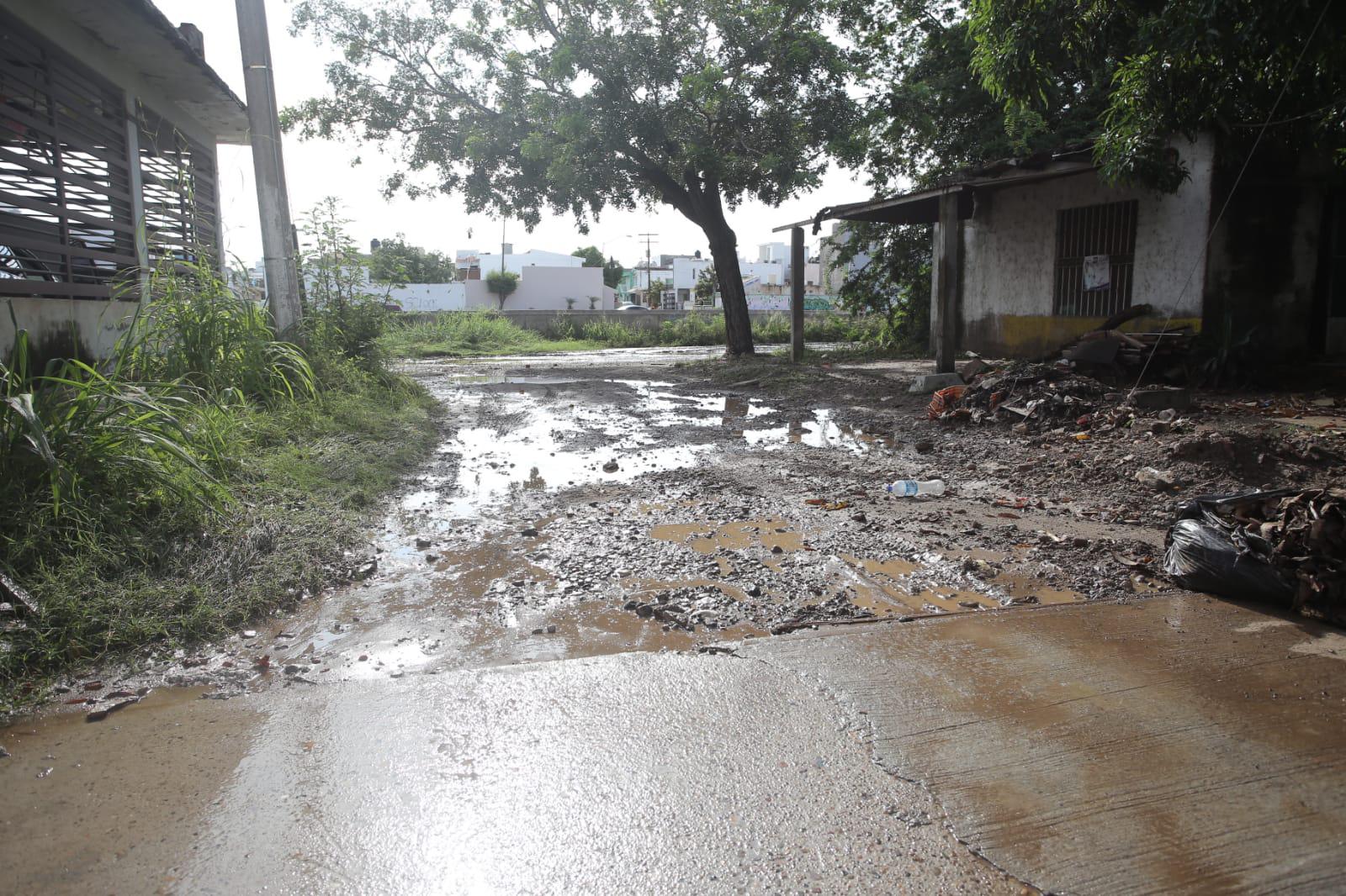 $!A vecinos de la Colonia Jacarandas, en Mazatlán, el agua se coló a cocheras y escaleras