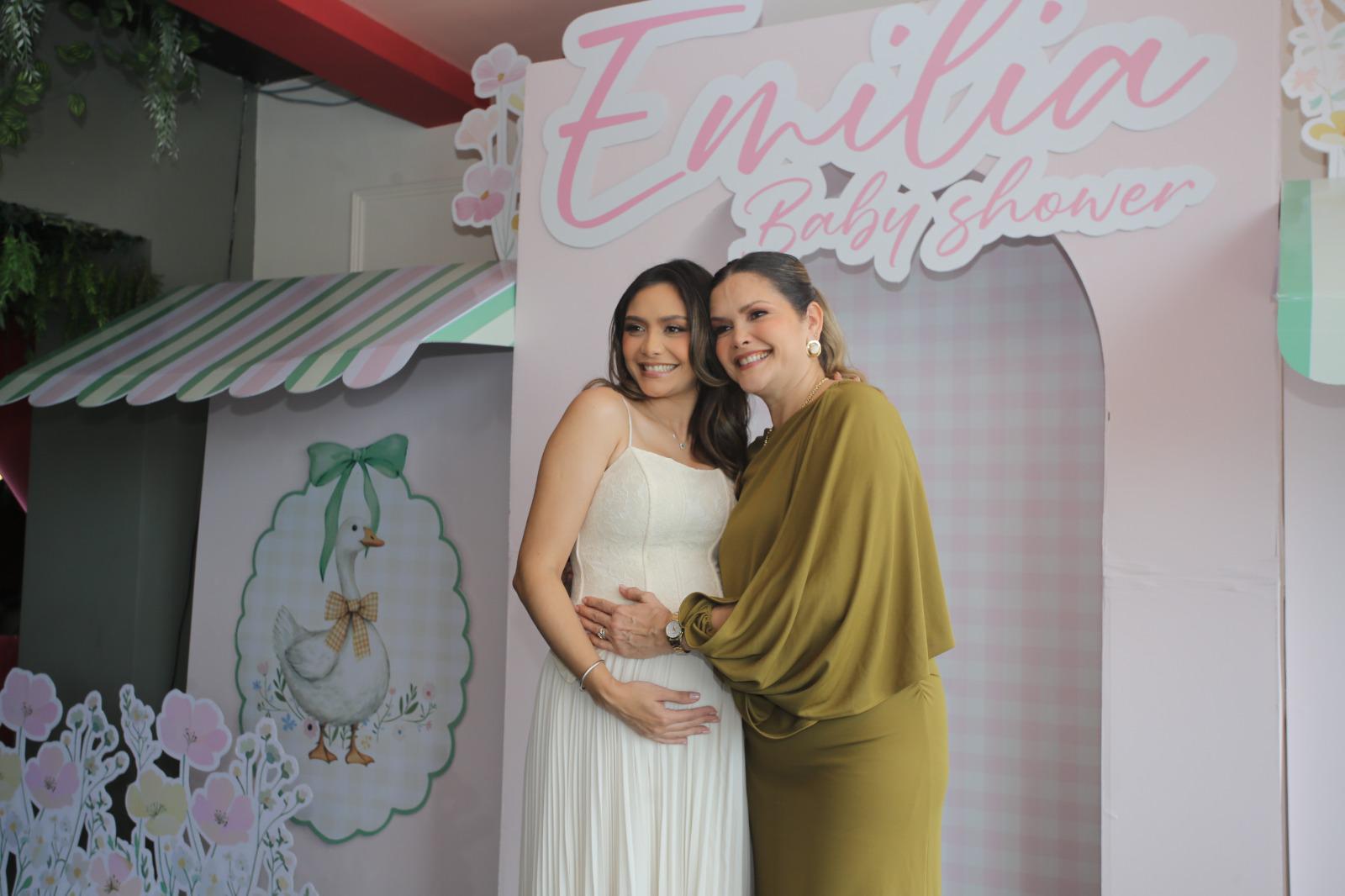 $!Ámbar Marbella junto a su mamá Imelda Morales de Chicuate.