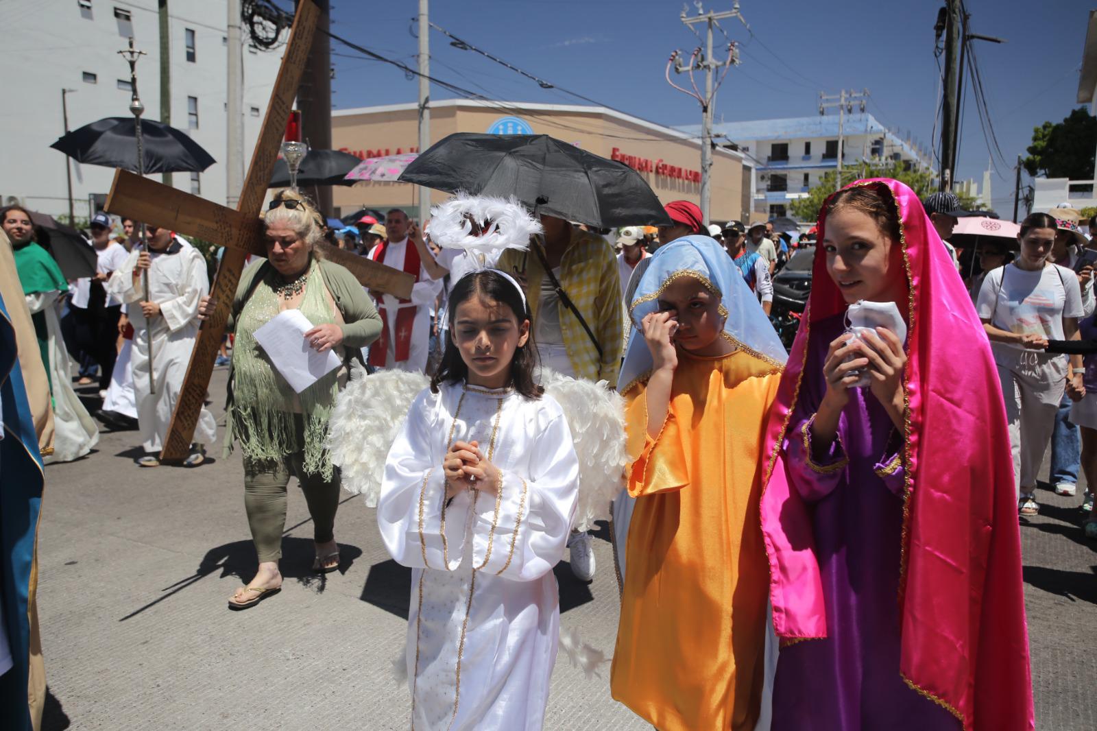 $!Viven con pasión fieles de San Judas el tradicional Viacrucis por la playa