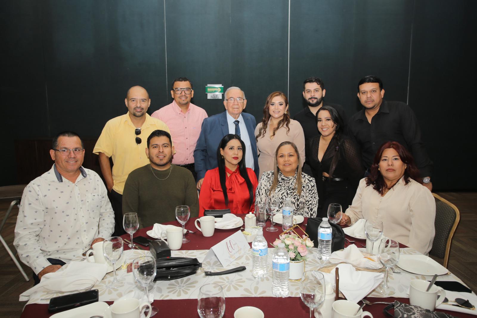$!Profesores de la Escuela Primaria Ford 31 “Lázaro Cardenas” junto al homenajeado.