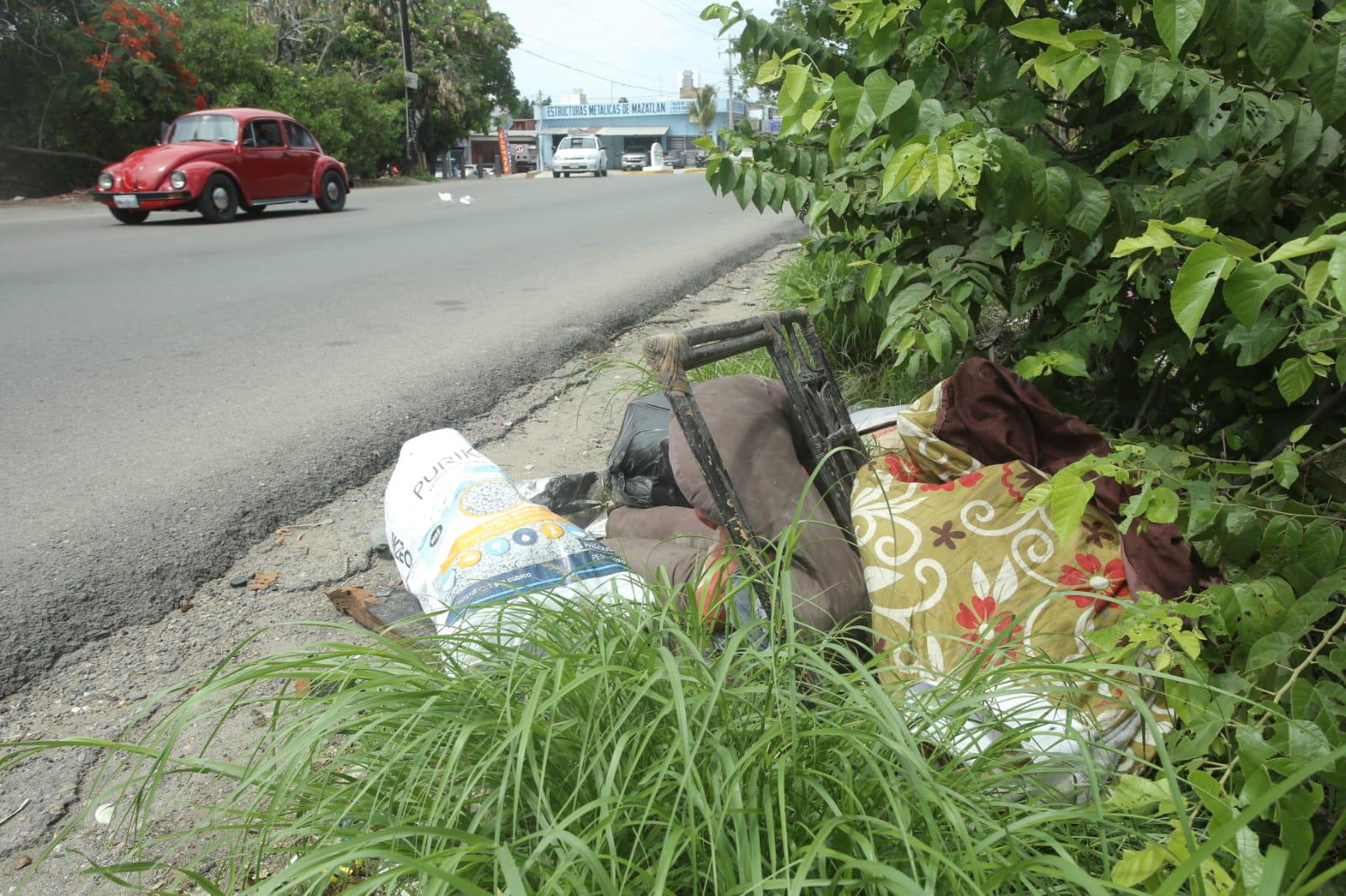 $!Acaban de limpiar y... ¡otra vez! están llenos de basura los márgenes del Estero del Infiernillo