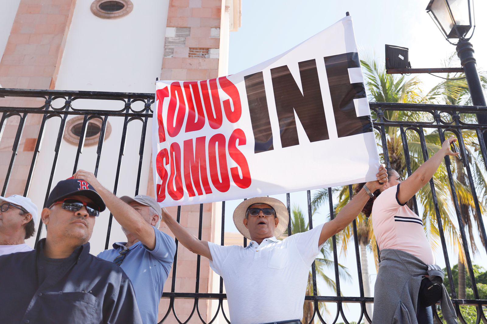$!‘El INE no se toca’, gritaron culiacanenses en marcha de defensa del instituto