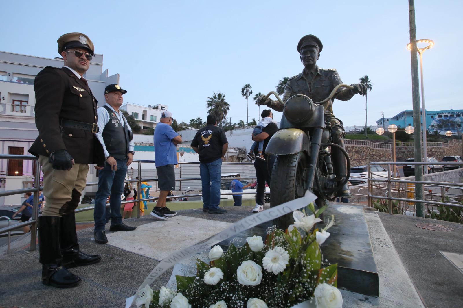 $!La conmemoración inició con una guardia de honor y la colocación de una ofrenda floral frente a la figura del cantante en Olas Altas.