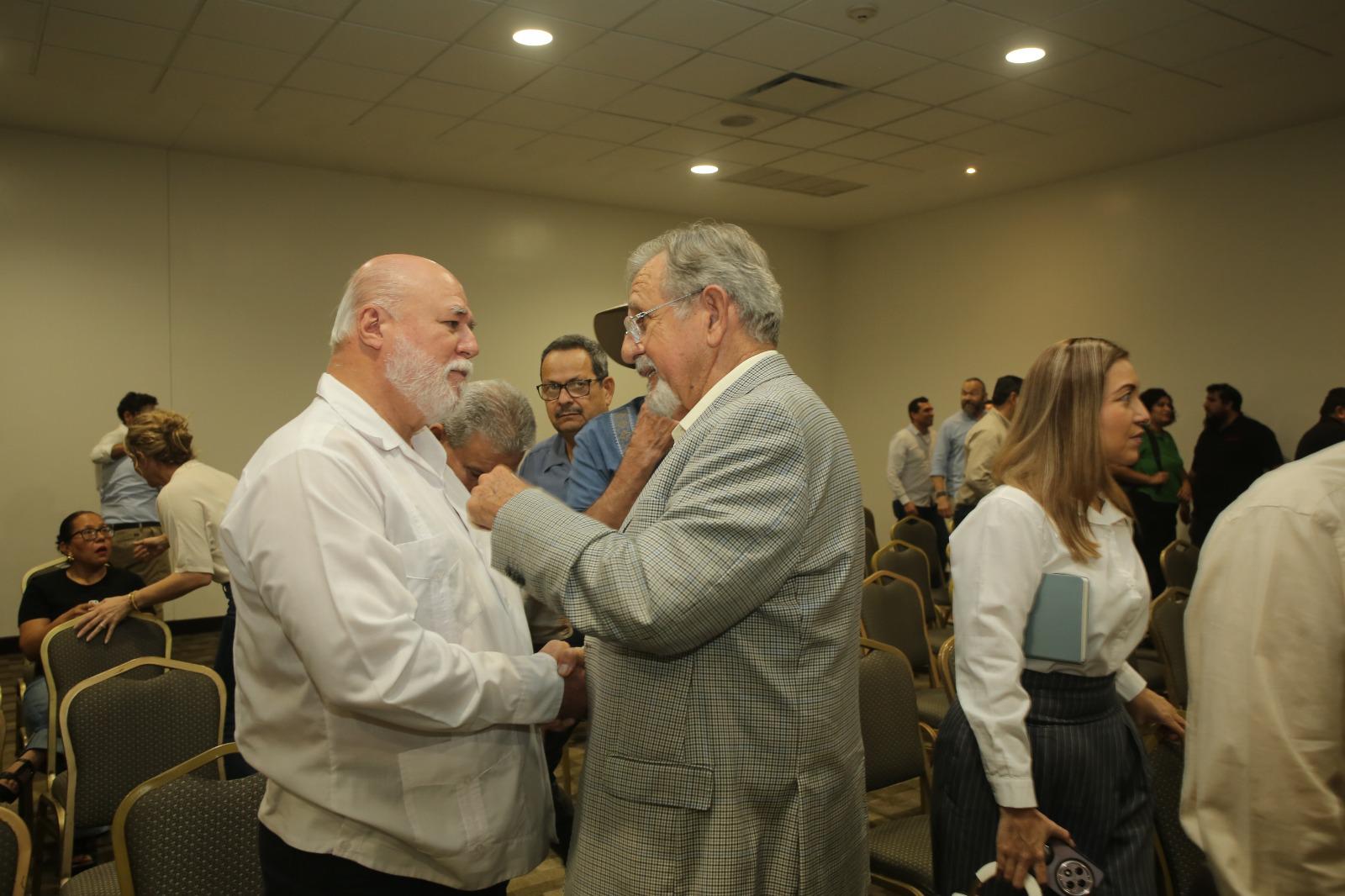 $!Manuel Clouthier Carrillo y Jorge González Olivieri en plena charla.