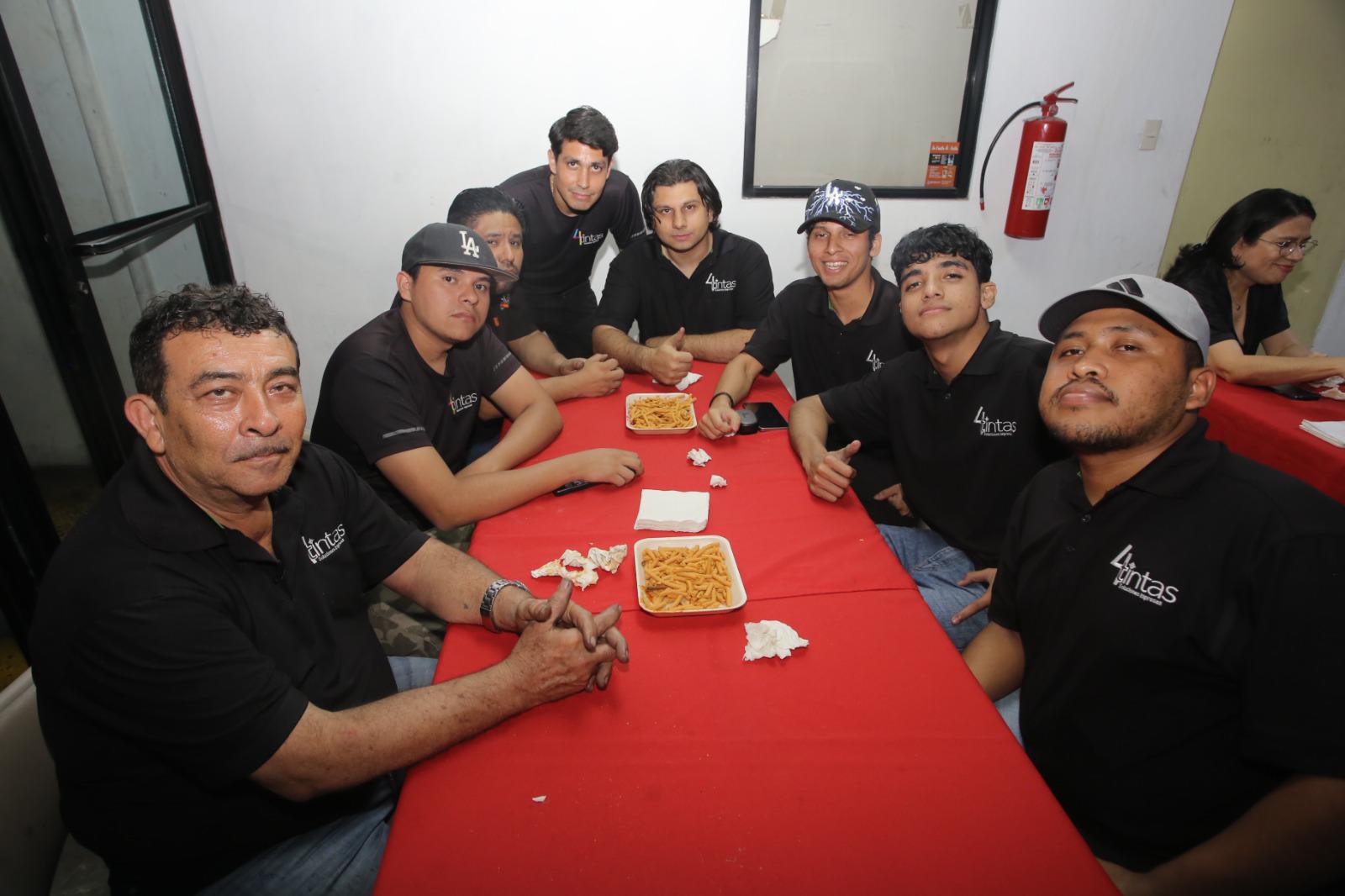 $!Los chicos del área de prensa durante la convivencia.
