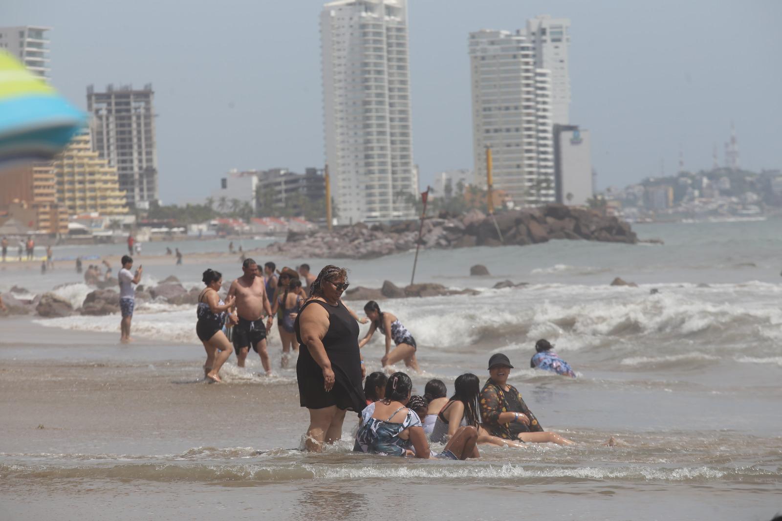 $!Reabren playas de Mazatlán pese a que cocodrilo sigue sin ser localizado