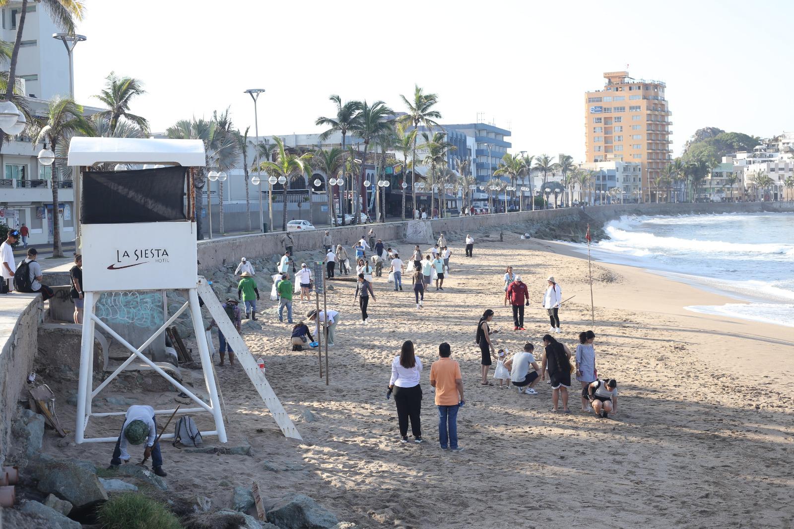 $!Retiran 160 costales de basura durante jornada de limpieza en Mazatlán