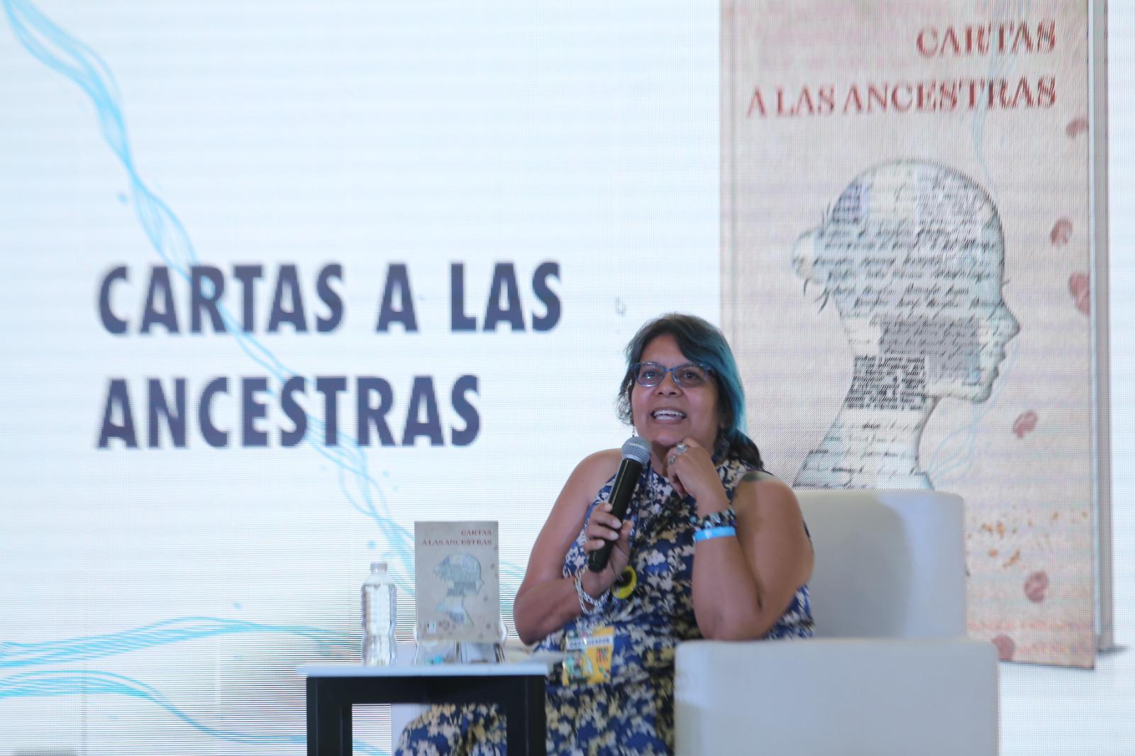 $!Adriana Velderrain durante la presentación.