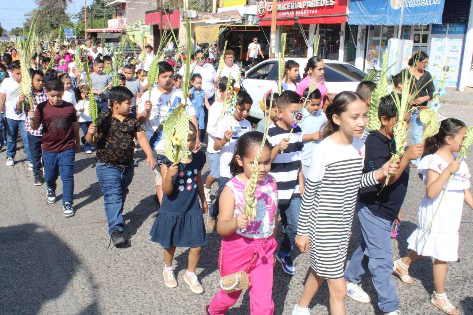 $!Niños y adultos celebran el inicio de la Semana Santa con el Domingo de Ramos en Rosario