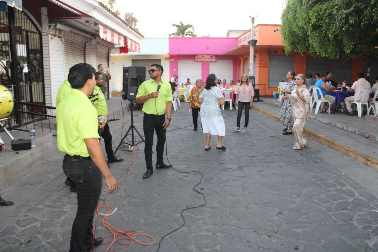 $!Locatarios del Mercado Miguel Hidalgo de El Rosario celebran el Día de las Madres en medio de dificultades económicas