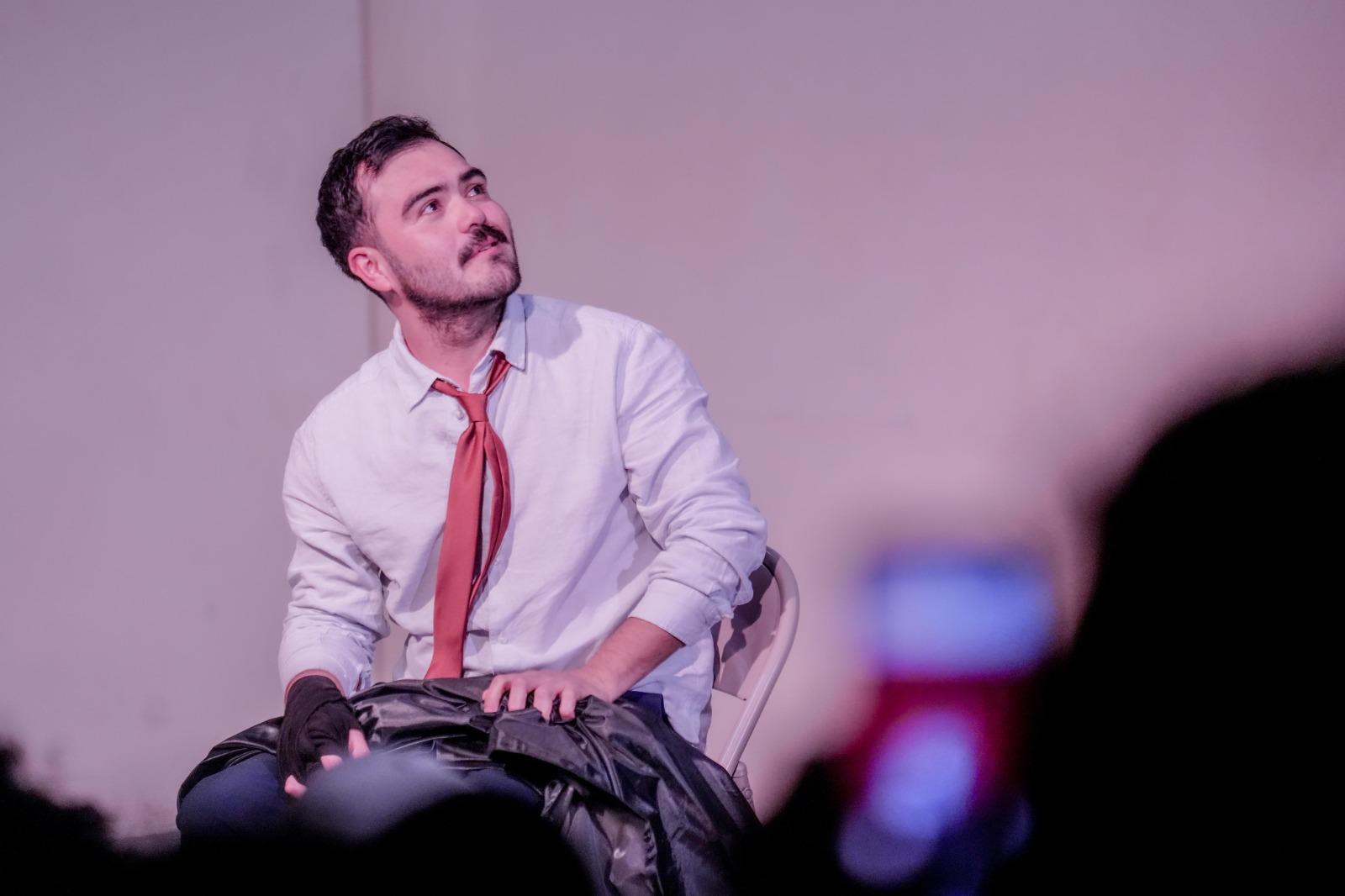 $!El dramaturgo mazatleco Manolo Díaz actúa también en la obra.