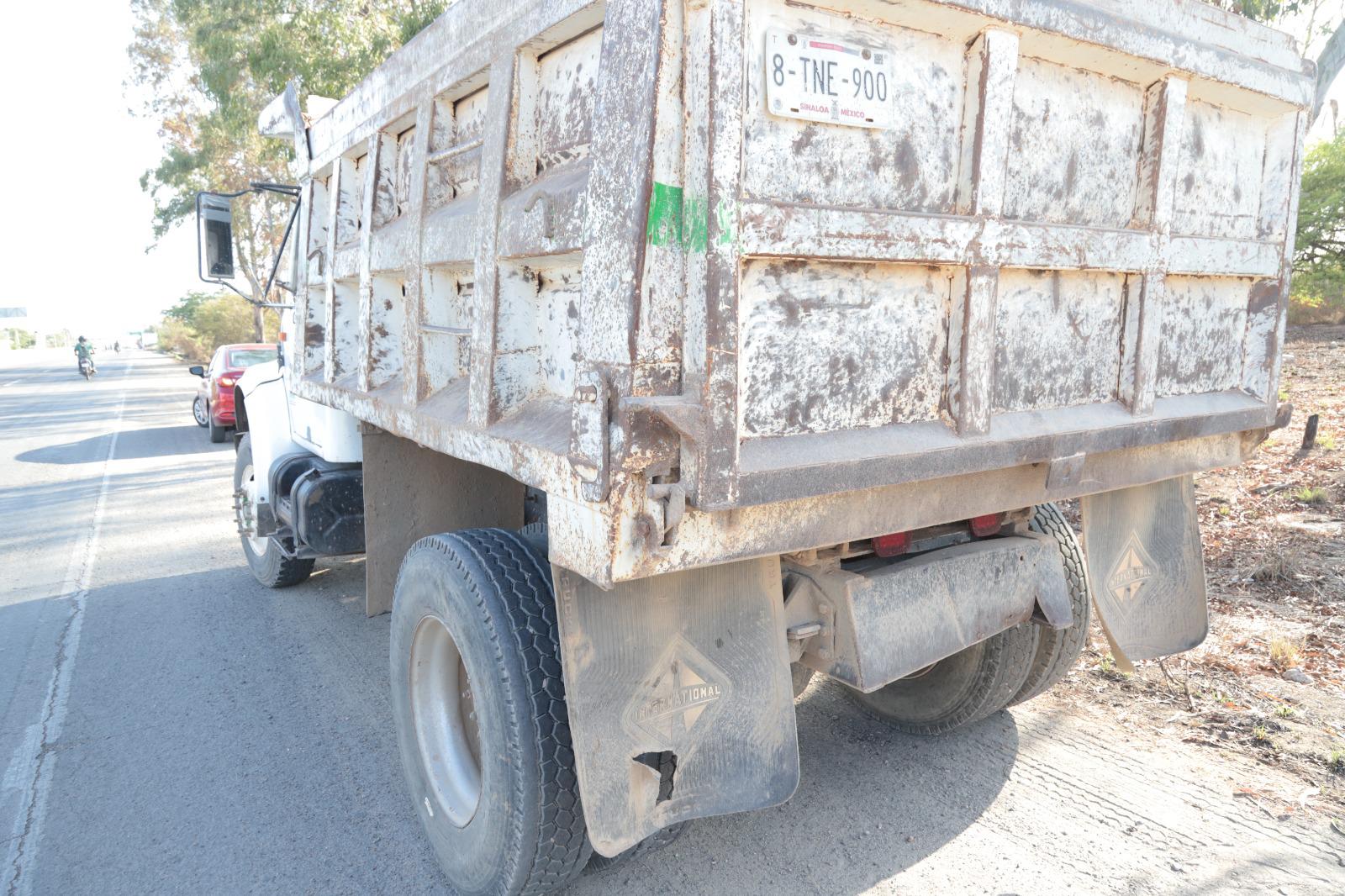 $!Motociclista, grave tras chocar contra camión de volteo en el Venadillo, en Mazatlán