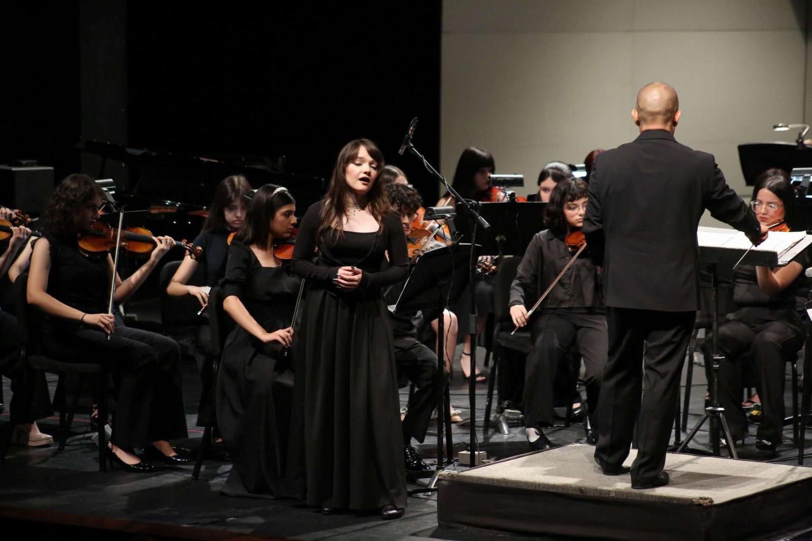 $!La soprano Ivanna Paola Gárate Flores, estudiante del tercer año de Técnico Cantante Coral, interpretó la célebre aria O mio babbino caro.