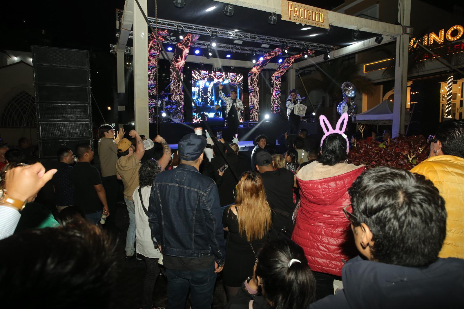 $!Combate Naval reunió cerca de 95 mil personas en Olas Altas en Mazatlán
