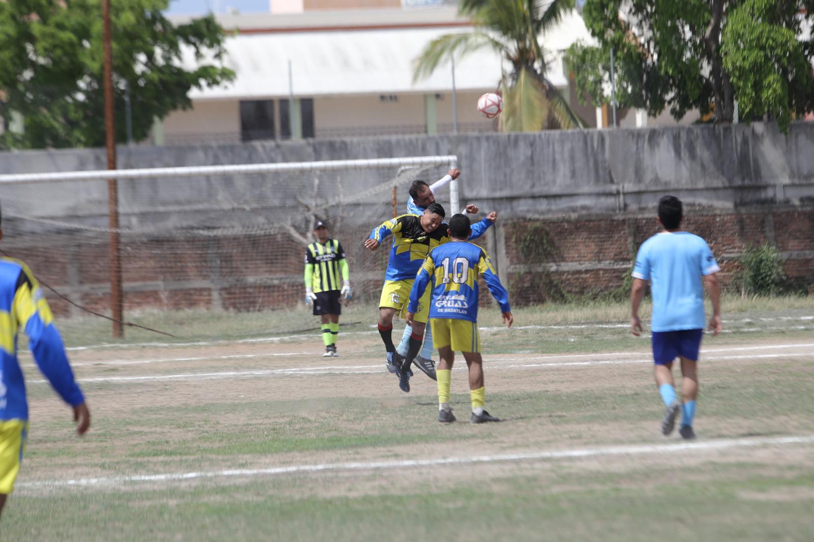 $!Liga CROM-Frutería Bernal rompe hegemonía de Servigrúas en Futbol Veteranos Diamante