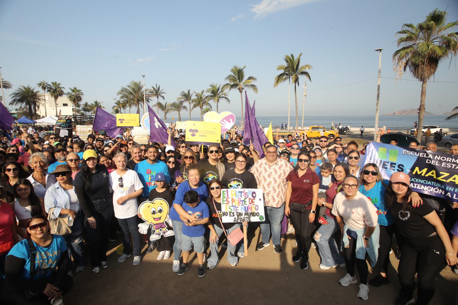 $!Hubo una gran participación de familias y ciudadanos en la caminata por la inclusión en Mazatlán.