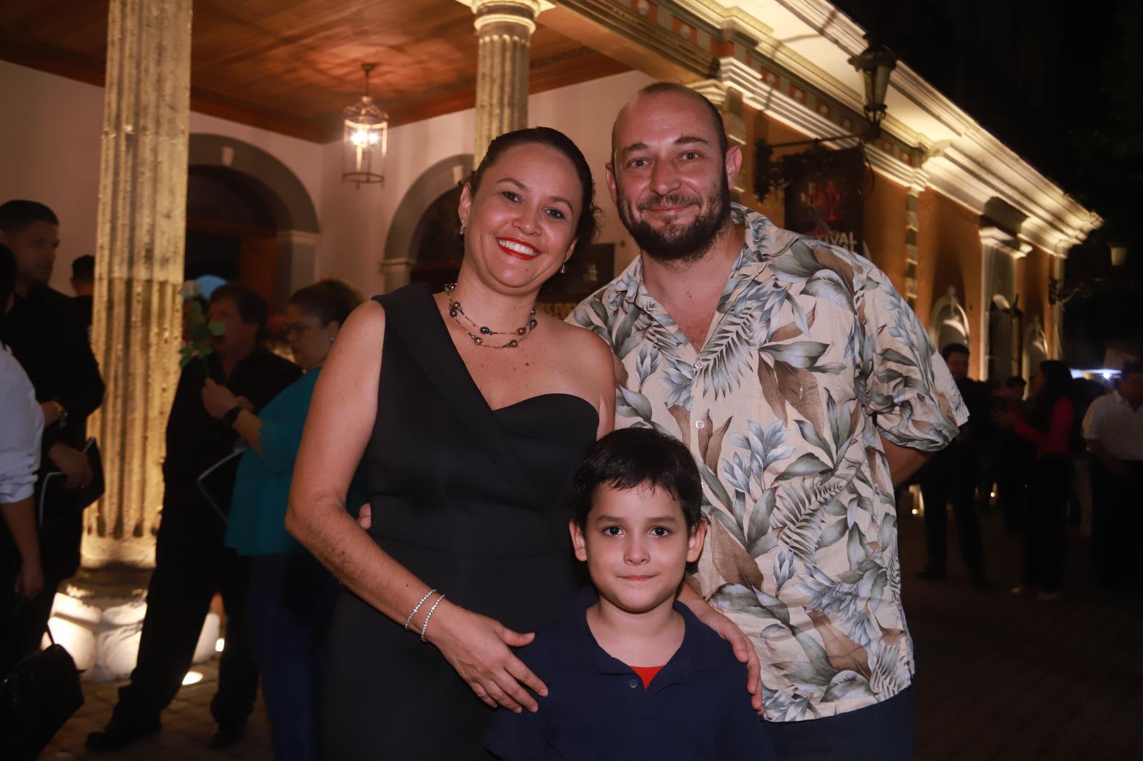 $!María Murillo y Javier Washington con el pequeño León.