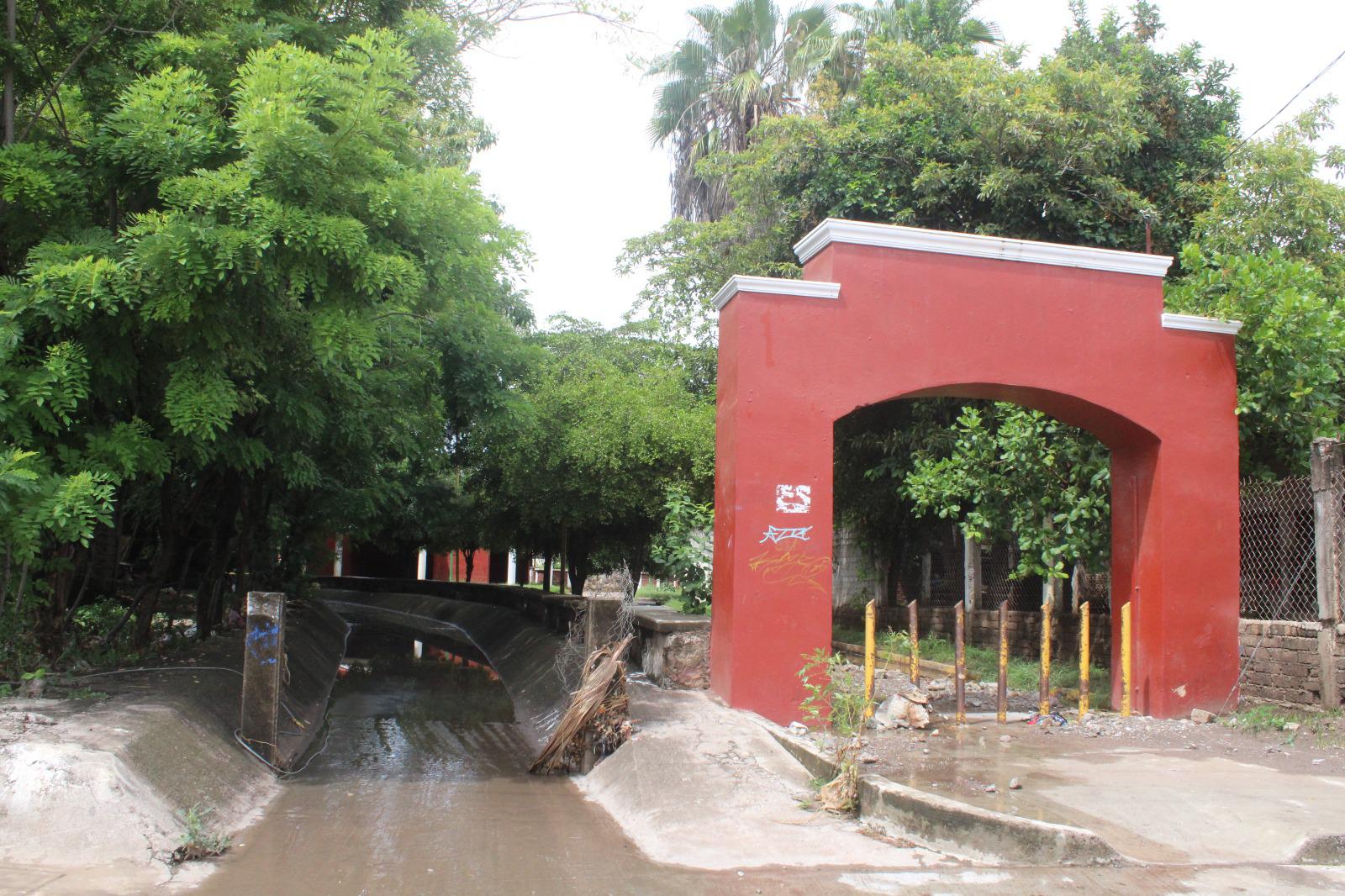 $!Vecinos de Rosario urgen a autoridades a desfogar la Laguna del Iguanero ante el temor de inundación
