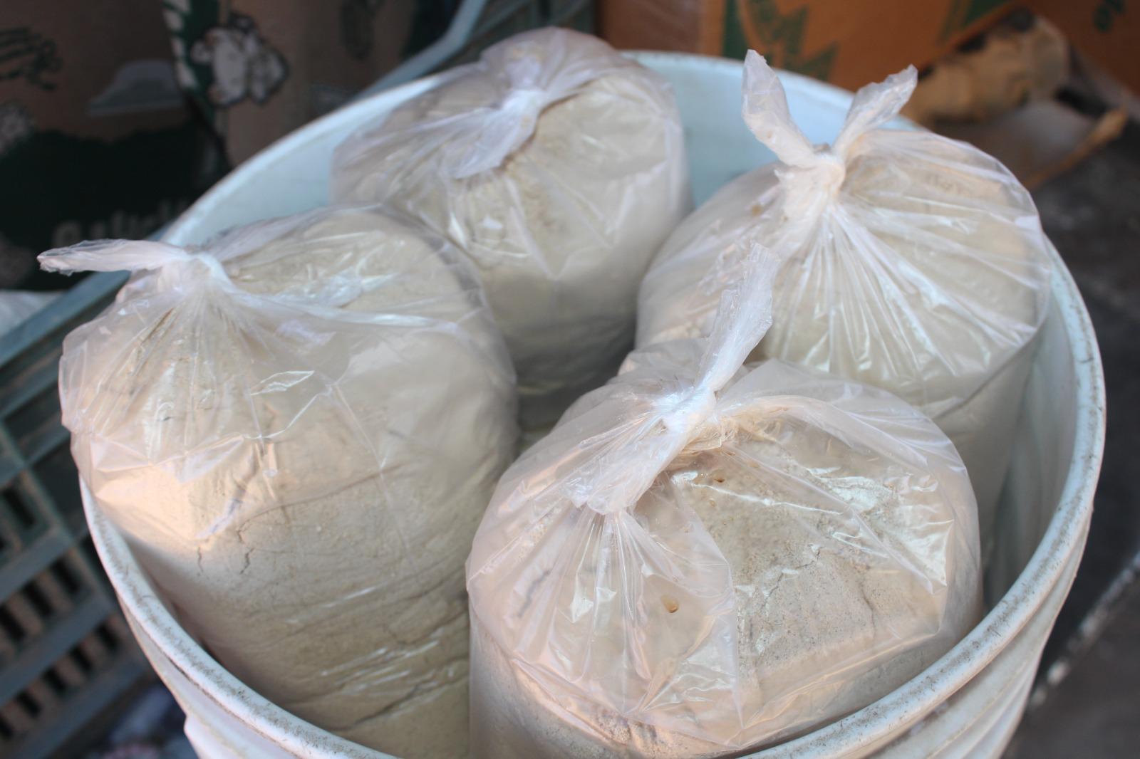 $!Manuel mantiene viva la elaboración artesanal de pinole en Cacalotán, Rosario