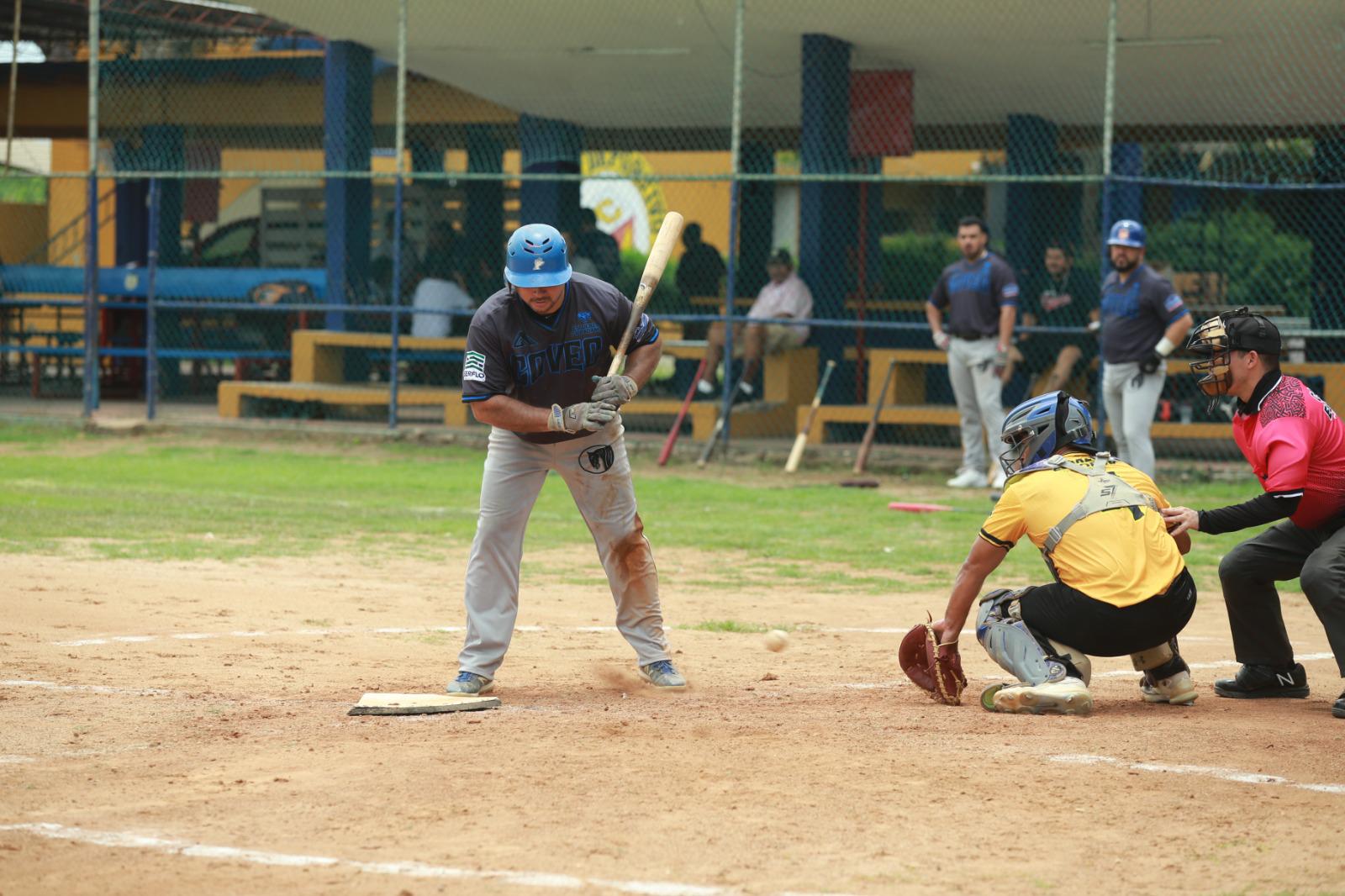 $!Covec acecha la cima de la Liga de Beisbol 40 Años y Más
