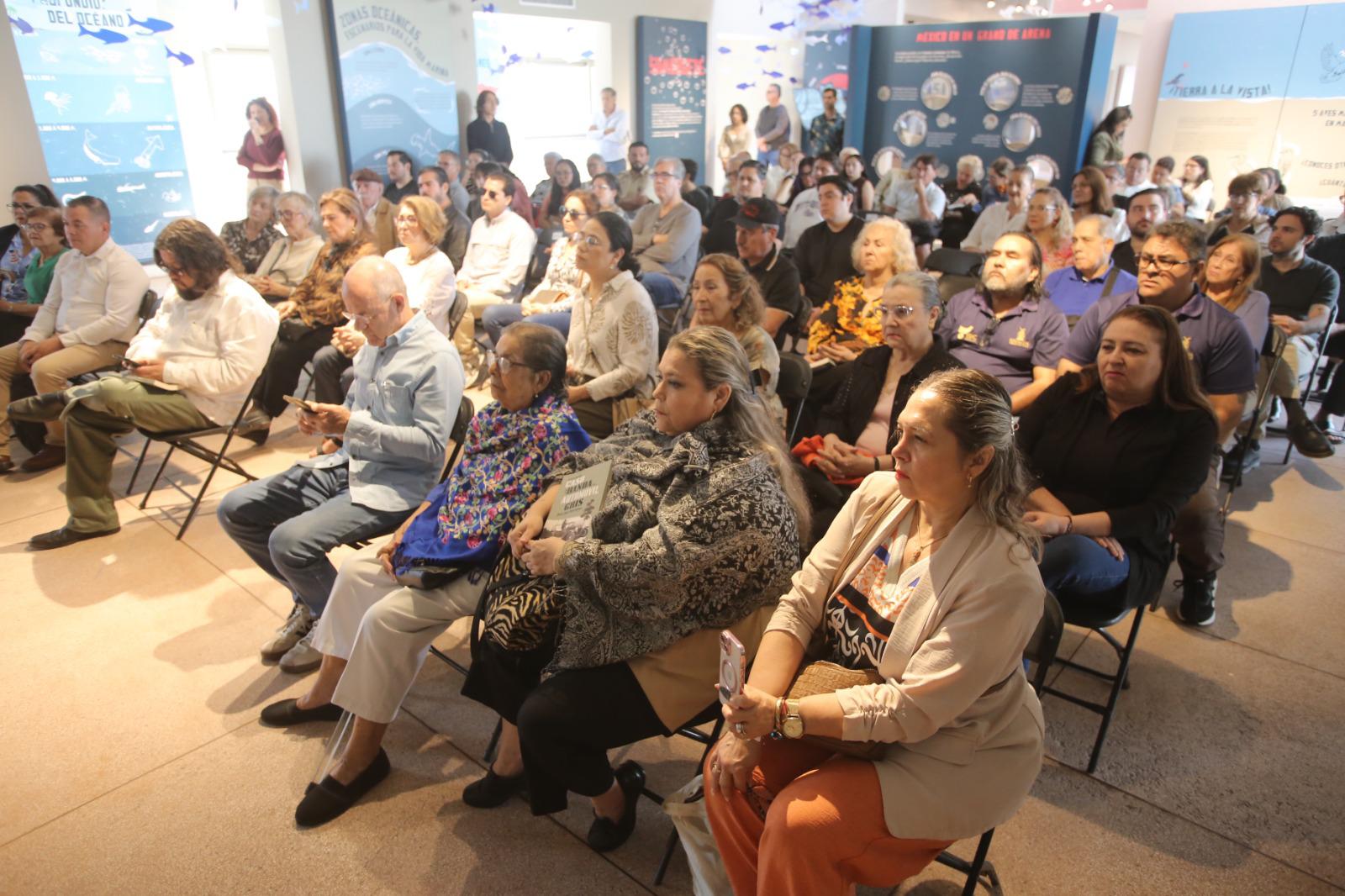 $!Los asistentes siguieron con atención los comentarios sobre la obra de Juan José Rodríguez.