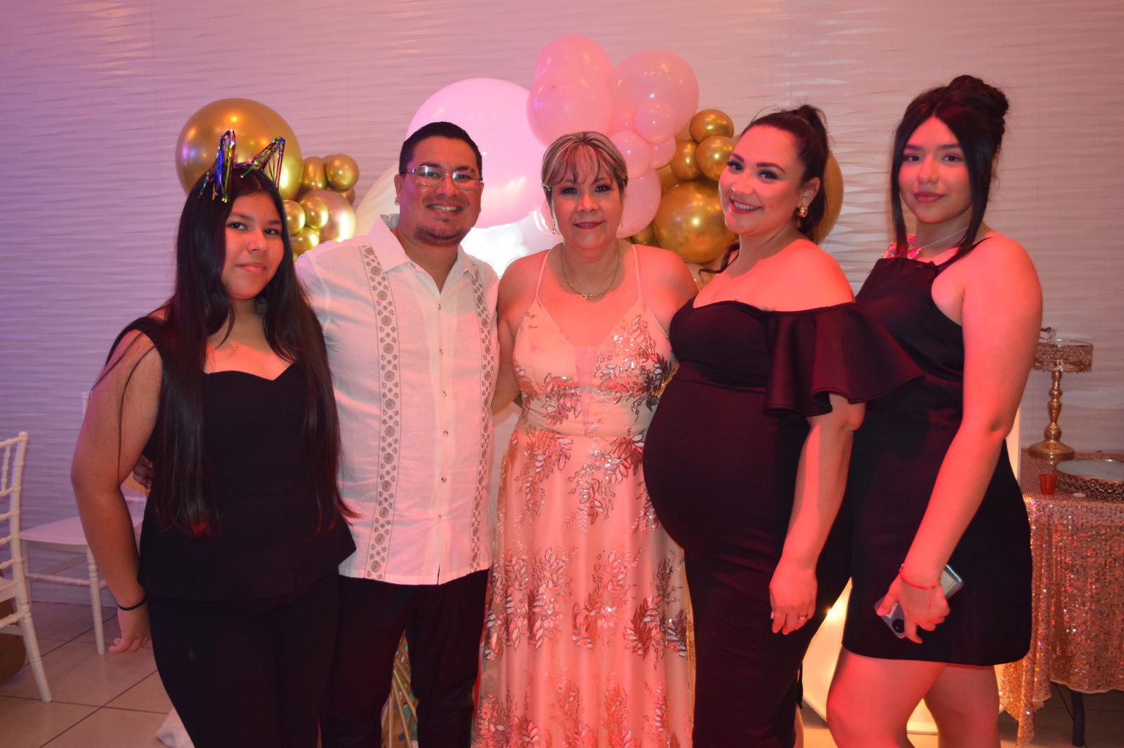 $!La familia Cuéllar Pineda con la festejada.