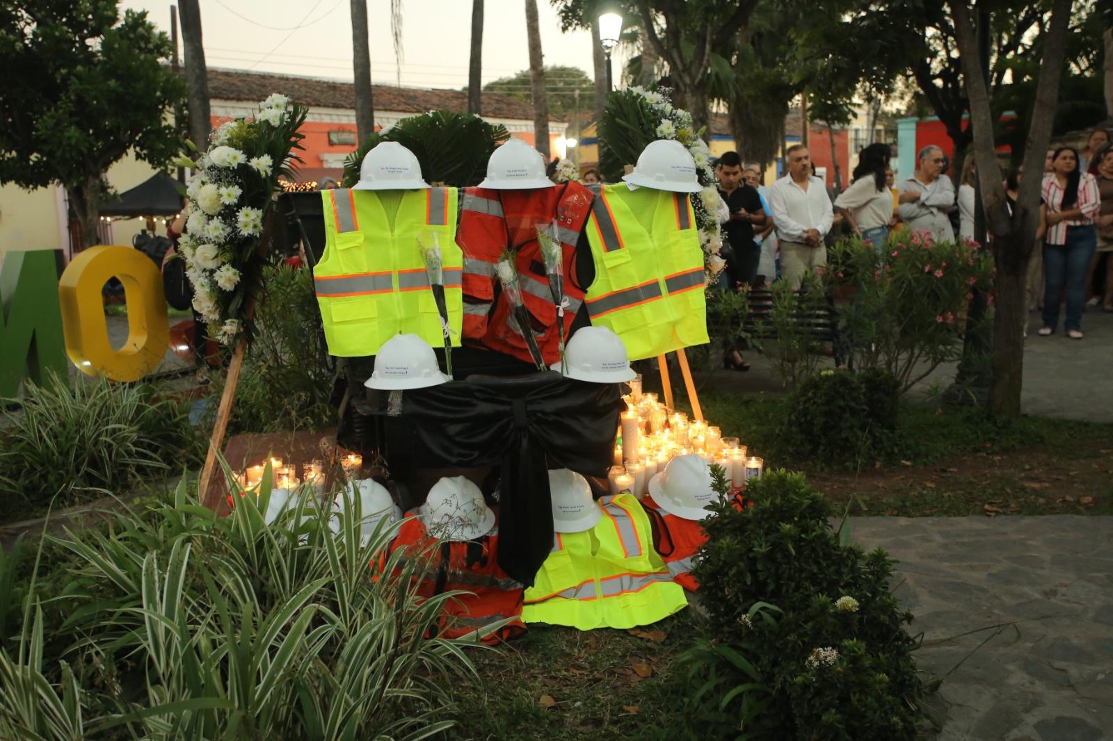 $!Con altar y velas, rinden homenaje a mineros asesinados en Concordia