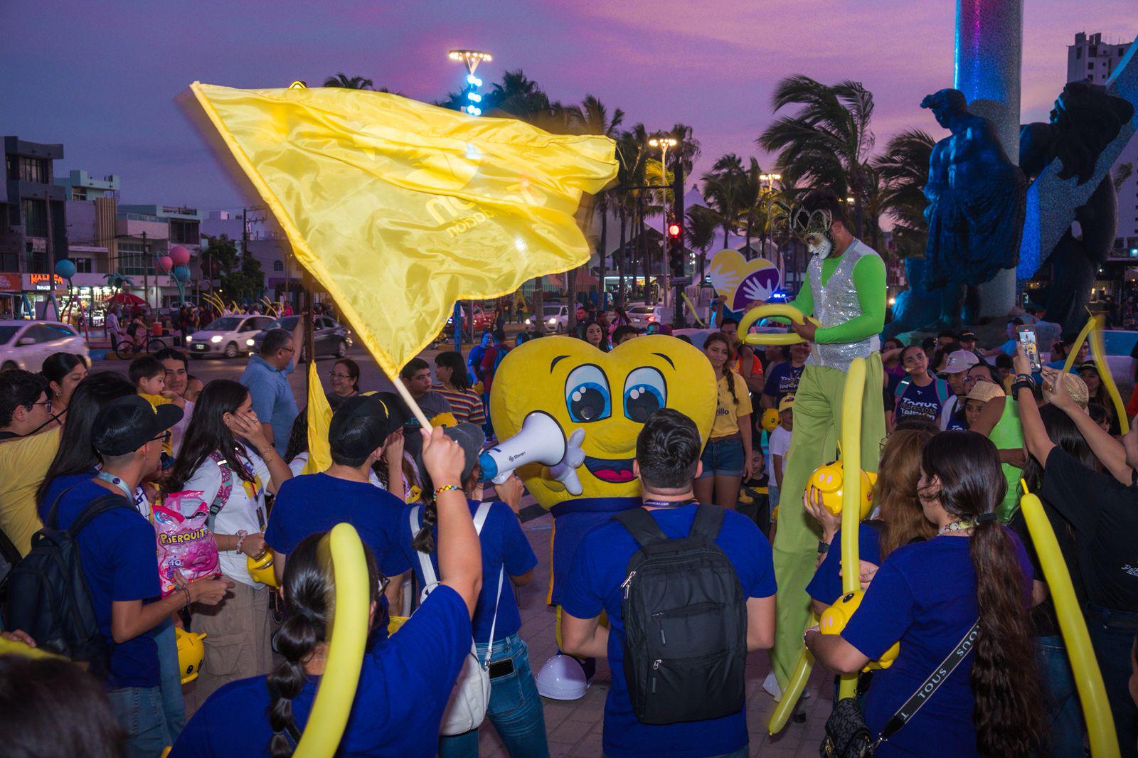 $!Con globos morados y amarillos, música de batucada y decenas de familias unidas, voluntarios y usuarios del CRIT Sinaloa recorrieron el malecón en el arranque del Boteo Masivo Teletón 2025.