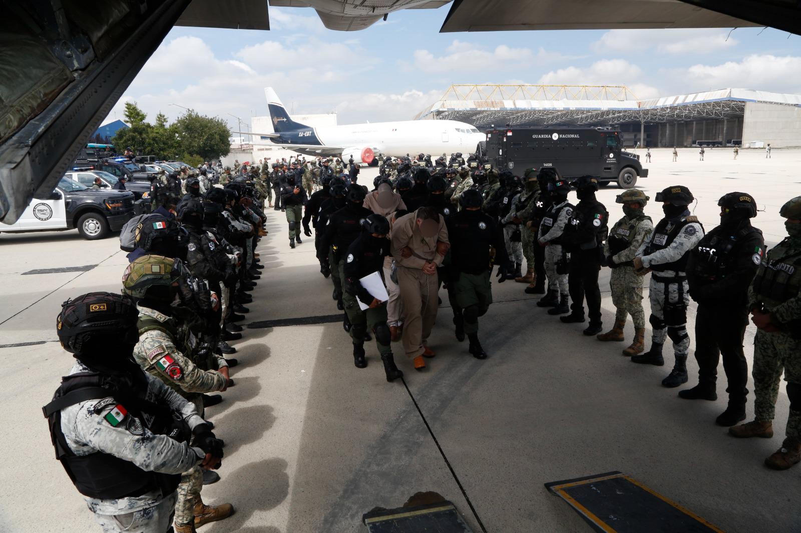 $!Capos enviados a EU seguían delinquiendo en la cárcel: Harfuch; no habrá obstáculos legales: FGR