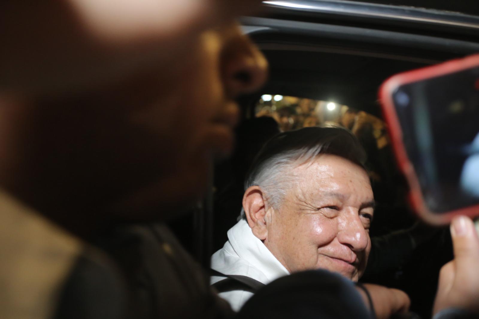 $!Increpan manifestantes de la UAS y desplazados a López Obrador y se meten al hotel El Cid