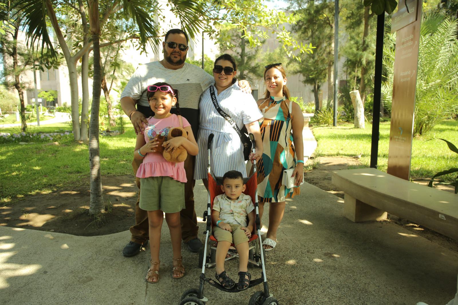 $!La familia Aispuro Vega, de Los Mochis, de visita en el Gran Acuario Mazatlán.