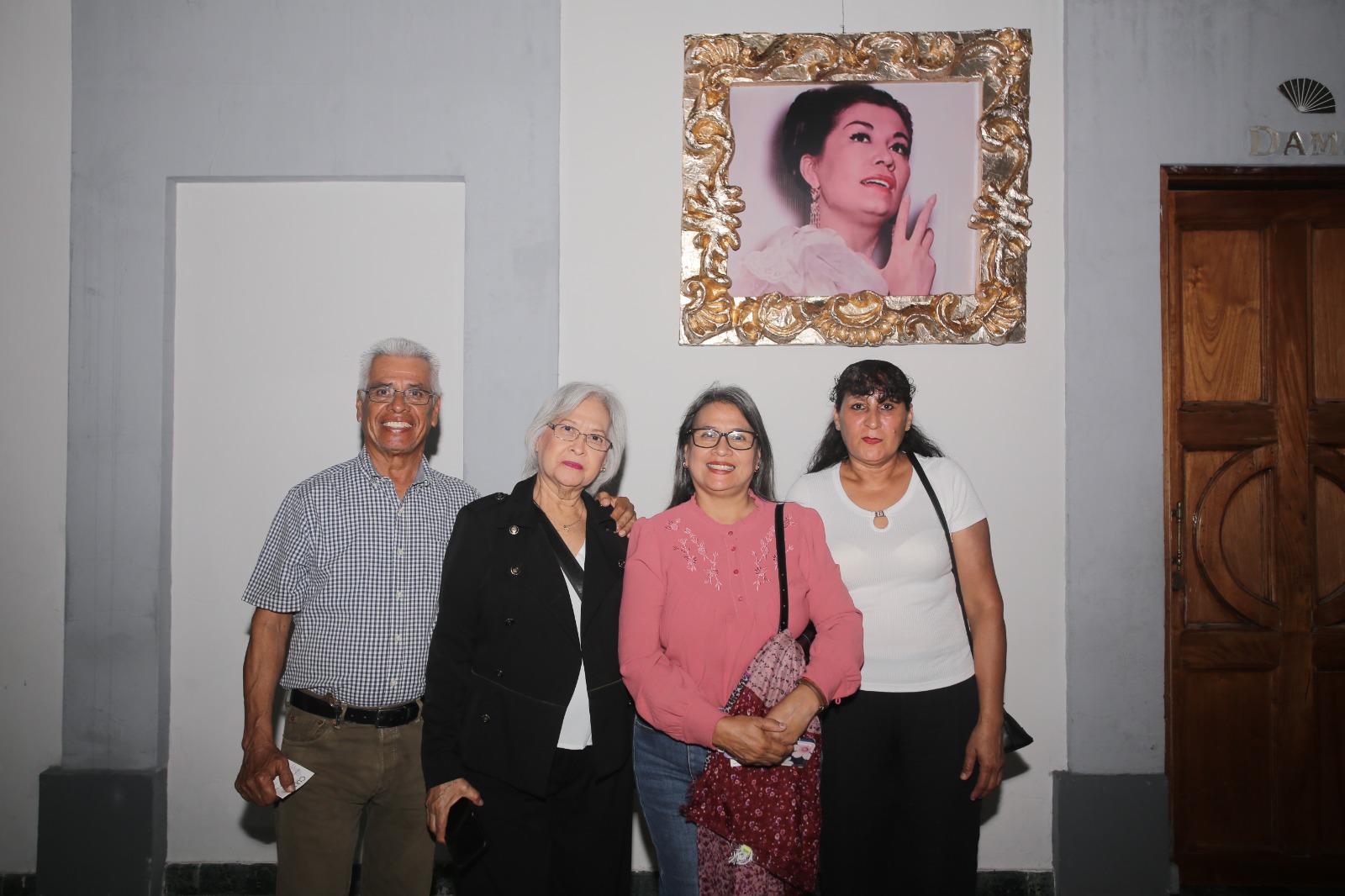 $!Rafael, Carmen y Aurea Colio junto a Enedina Ureña.