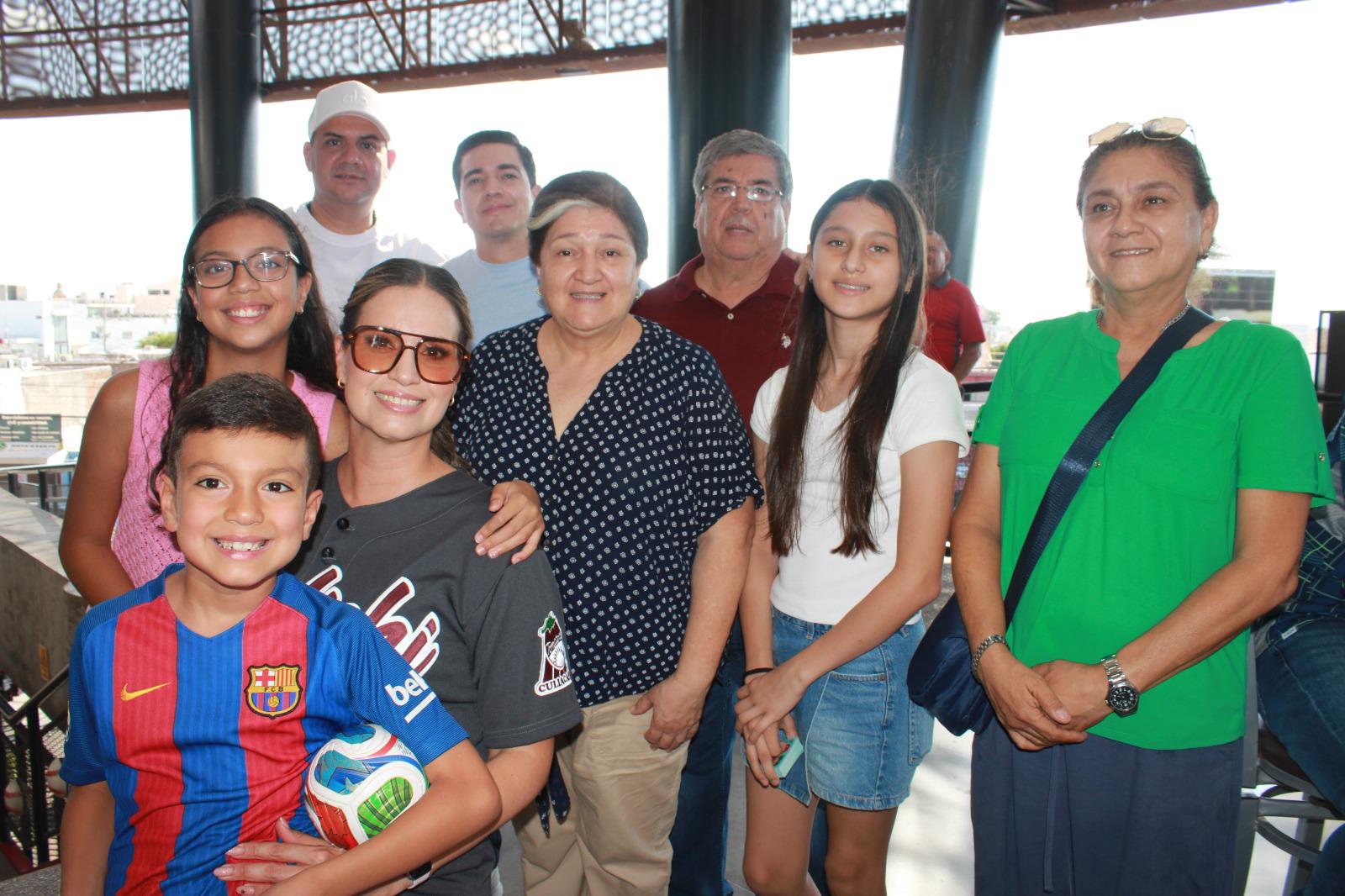 $!La familia Sánchez acudió a la premiación.