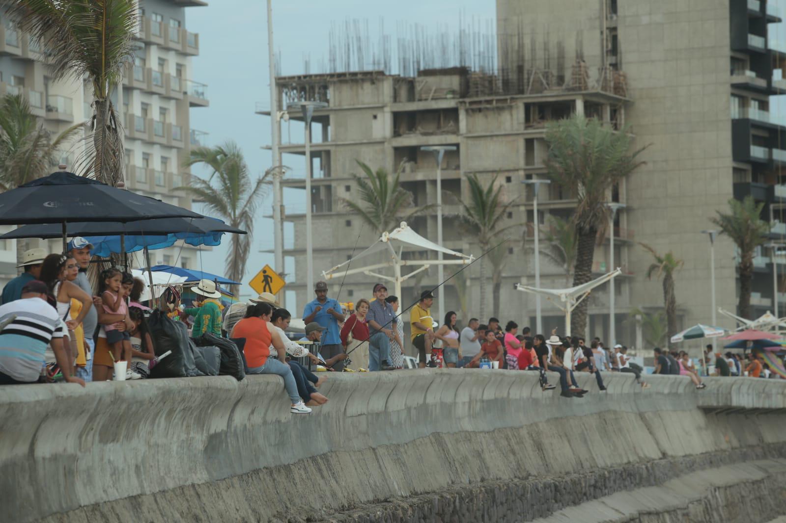 $!Turistas abarrotan el malecón de Mazatlán, lo disfrutan y quieren más...