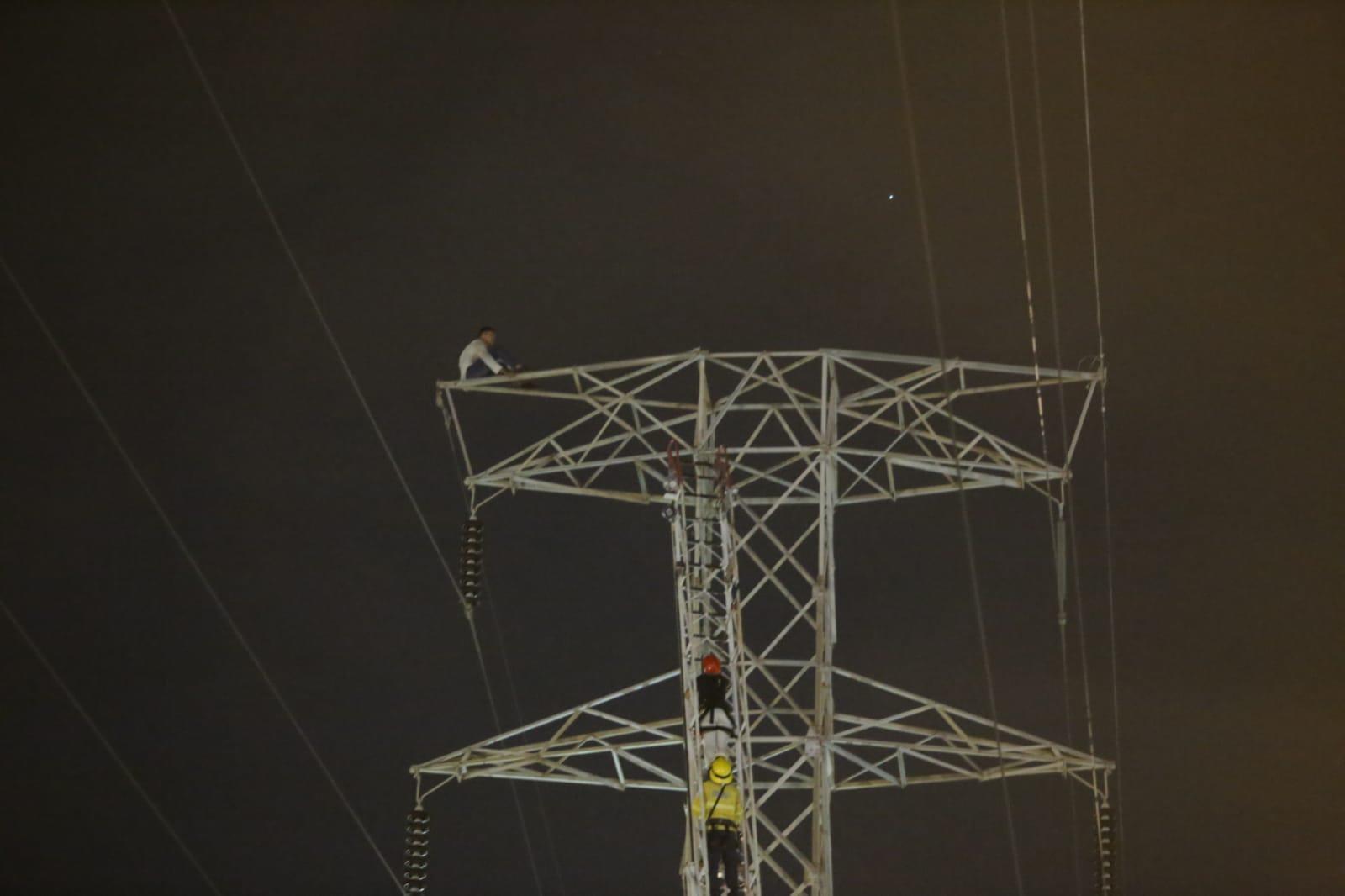 $!Hombre se sube otra vez a torre de 30 metros en Mazatlán y pone en alerta a autoridades