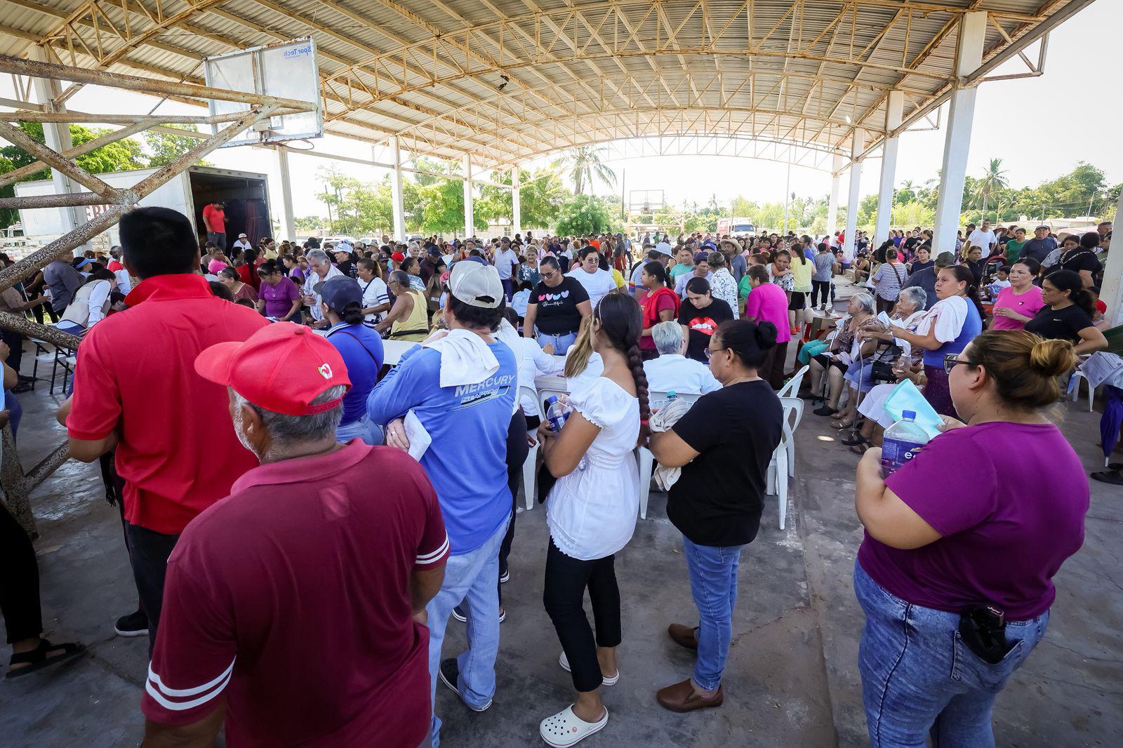 $!Dependencias de Sinaloa atienden a Altata en seguridad, alimentos y economía