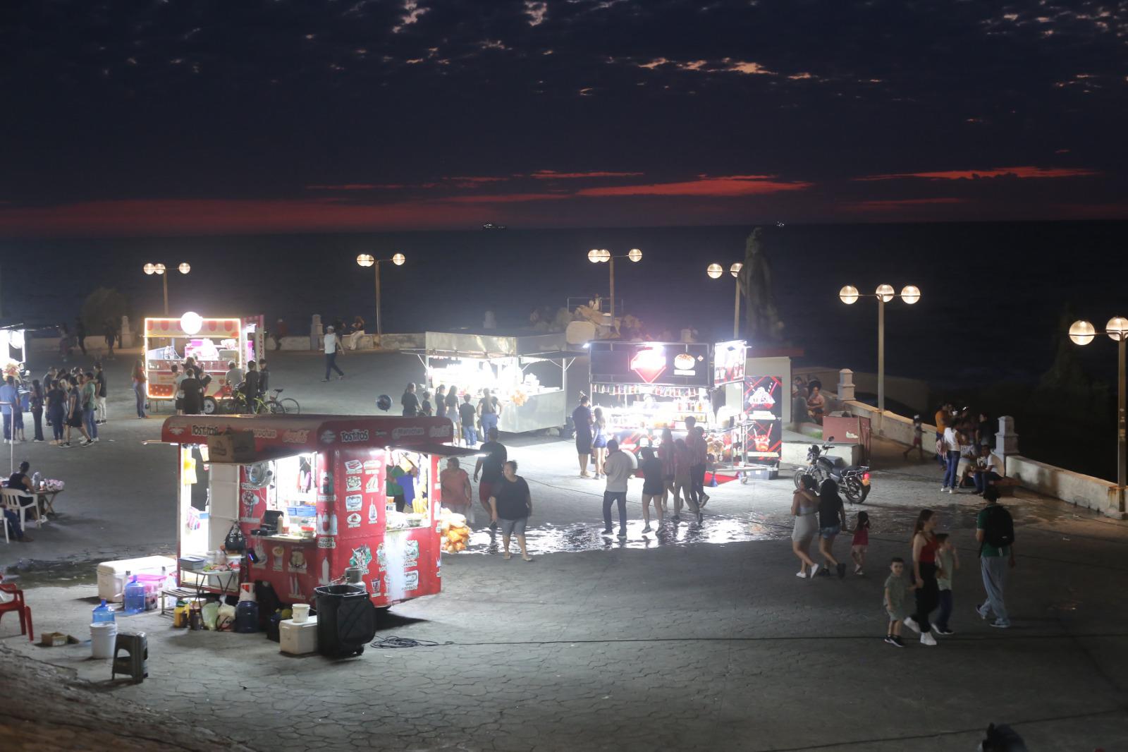 $!Pese a campañas negativas, locales y turistas disfrutan de la Glorieta Sánchez Taboada en Mazatlán