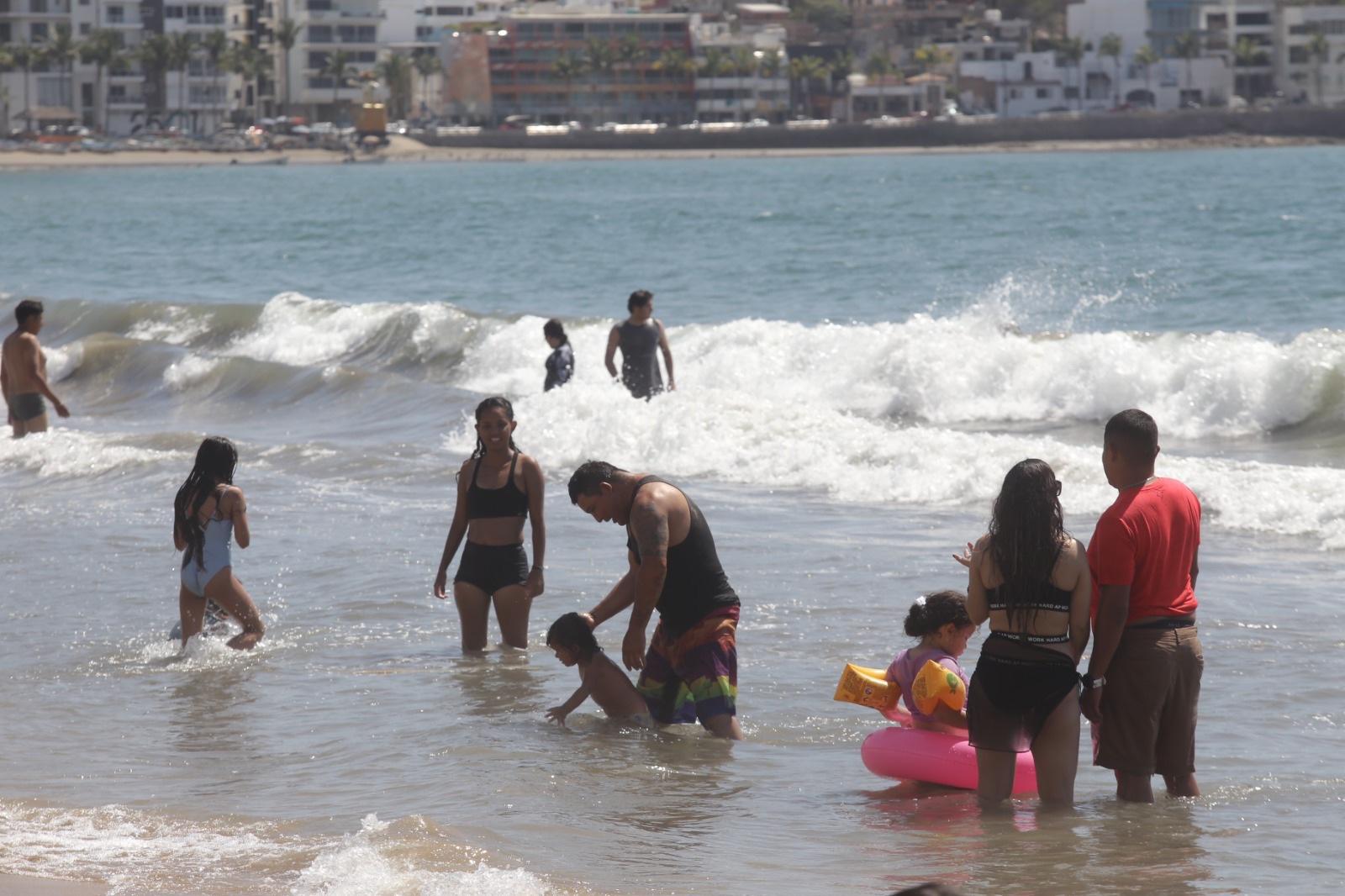 $!Bañistas no abandonan las playas de Mazatlán durante el cierre de la Semana Santa