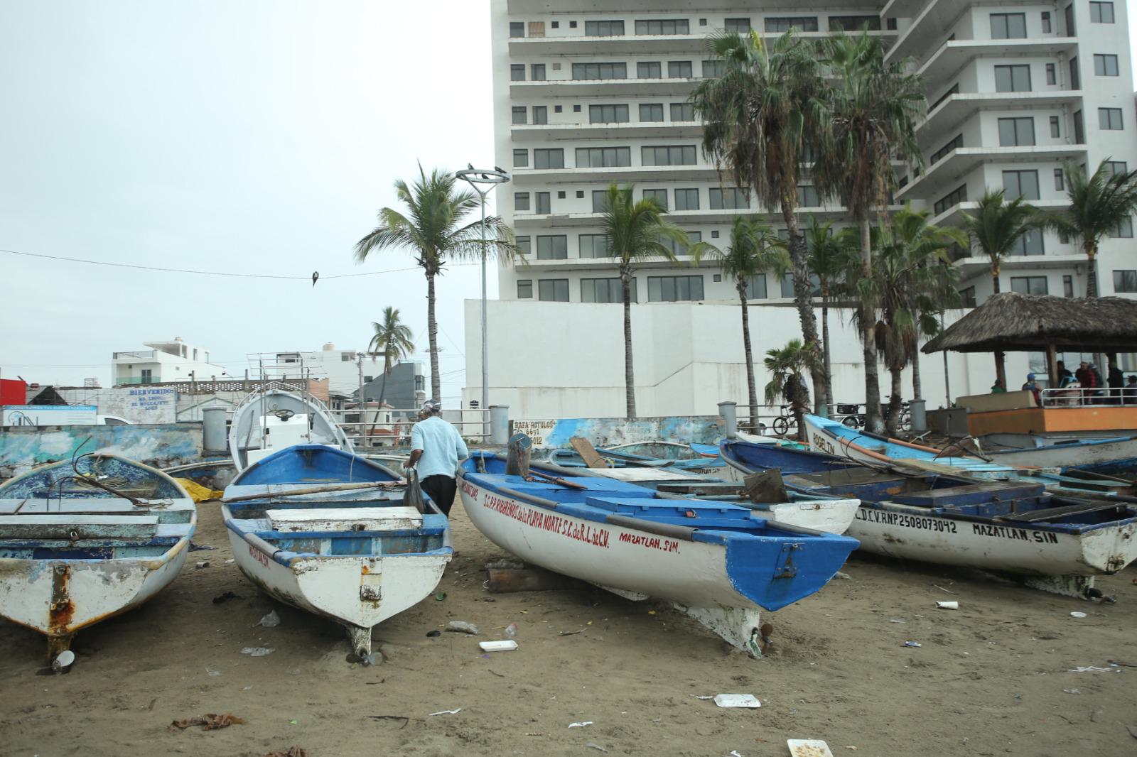 $!Pescadores de Playa Norte reclaman bloqueo de rampa por bolardo metálico