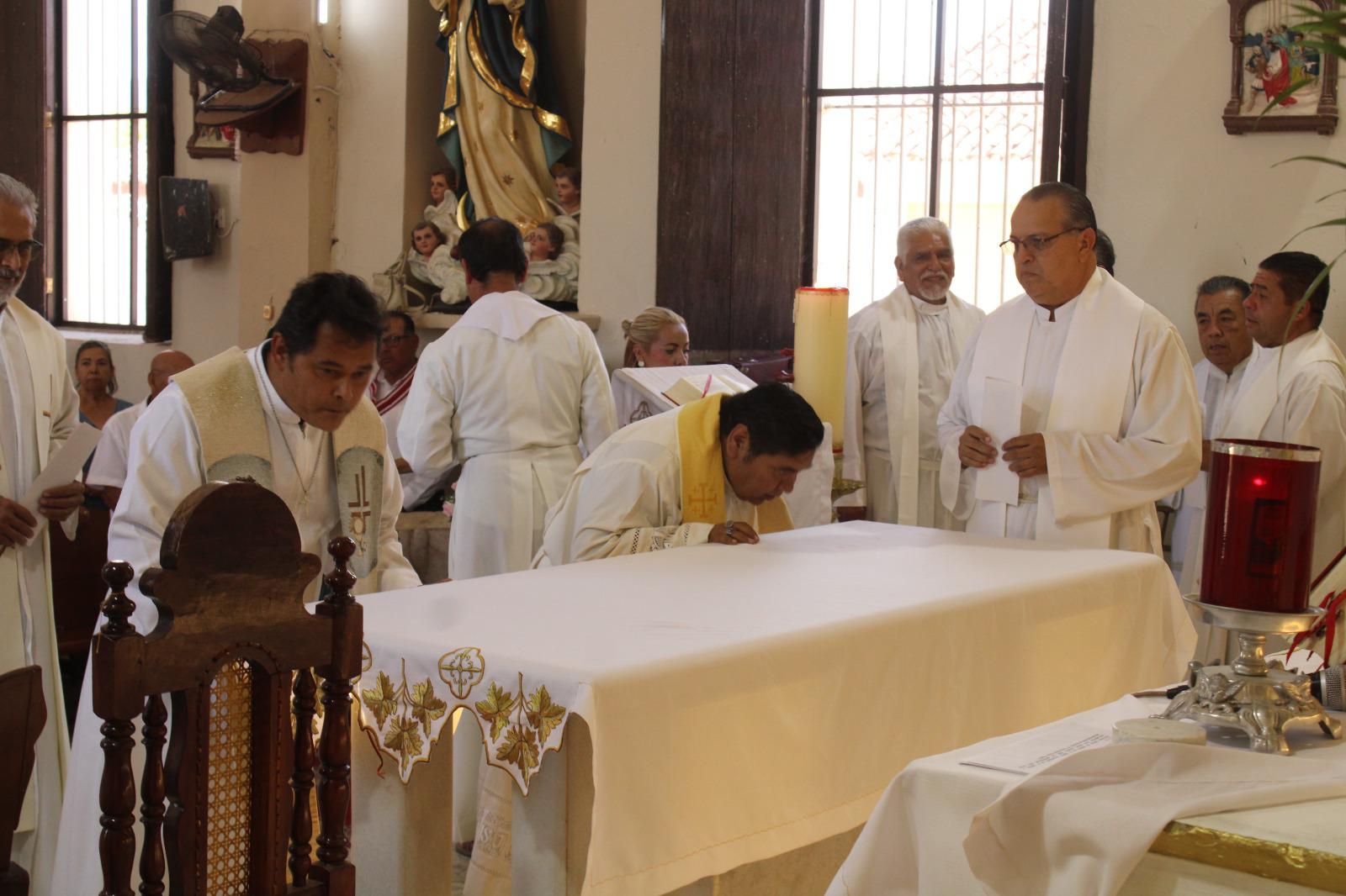 $!Fieles de Cacalotán reciben a su nuevo párroco, el padre Ramón García Valenzuela