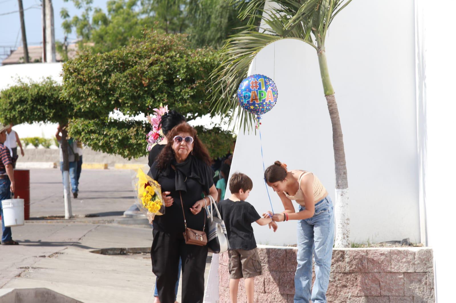 $!Recuerdan a los padres en su día en los panteones de Mazatlán