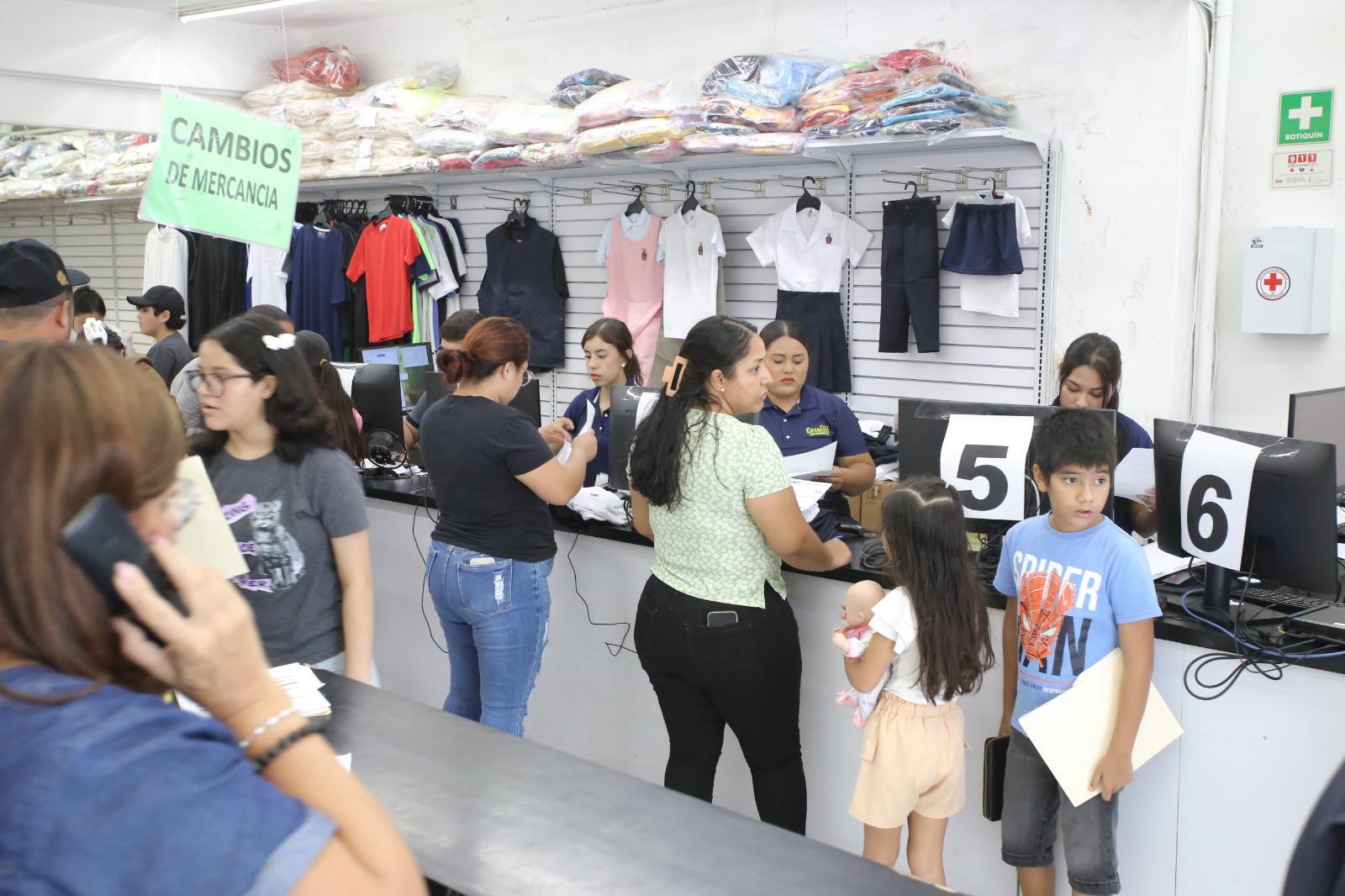 $!Arranca en Mazatlán el canje de uniformes y útiles con fluidez y sin aglomeraciones