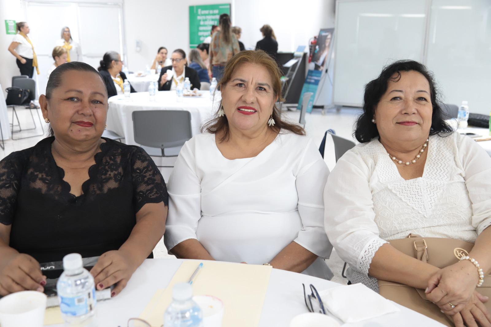 $!María de Lourdes Reyes, Marissa Valdez y Bety Mellado.