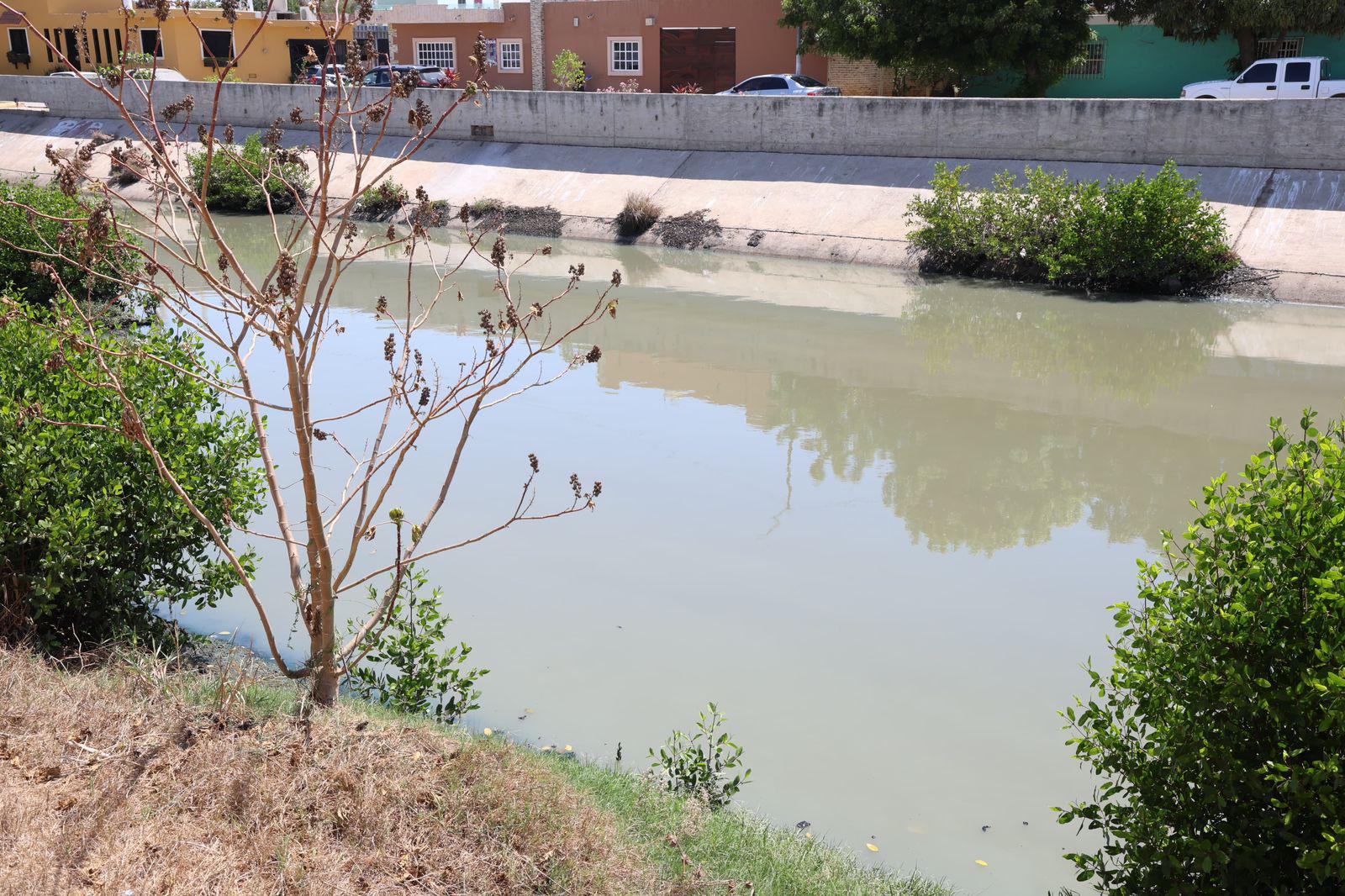 $!Basura y agua estancada afectan al Arroyo Jabalines y canales de Mazatlán